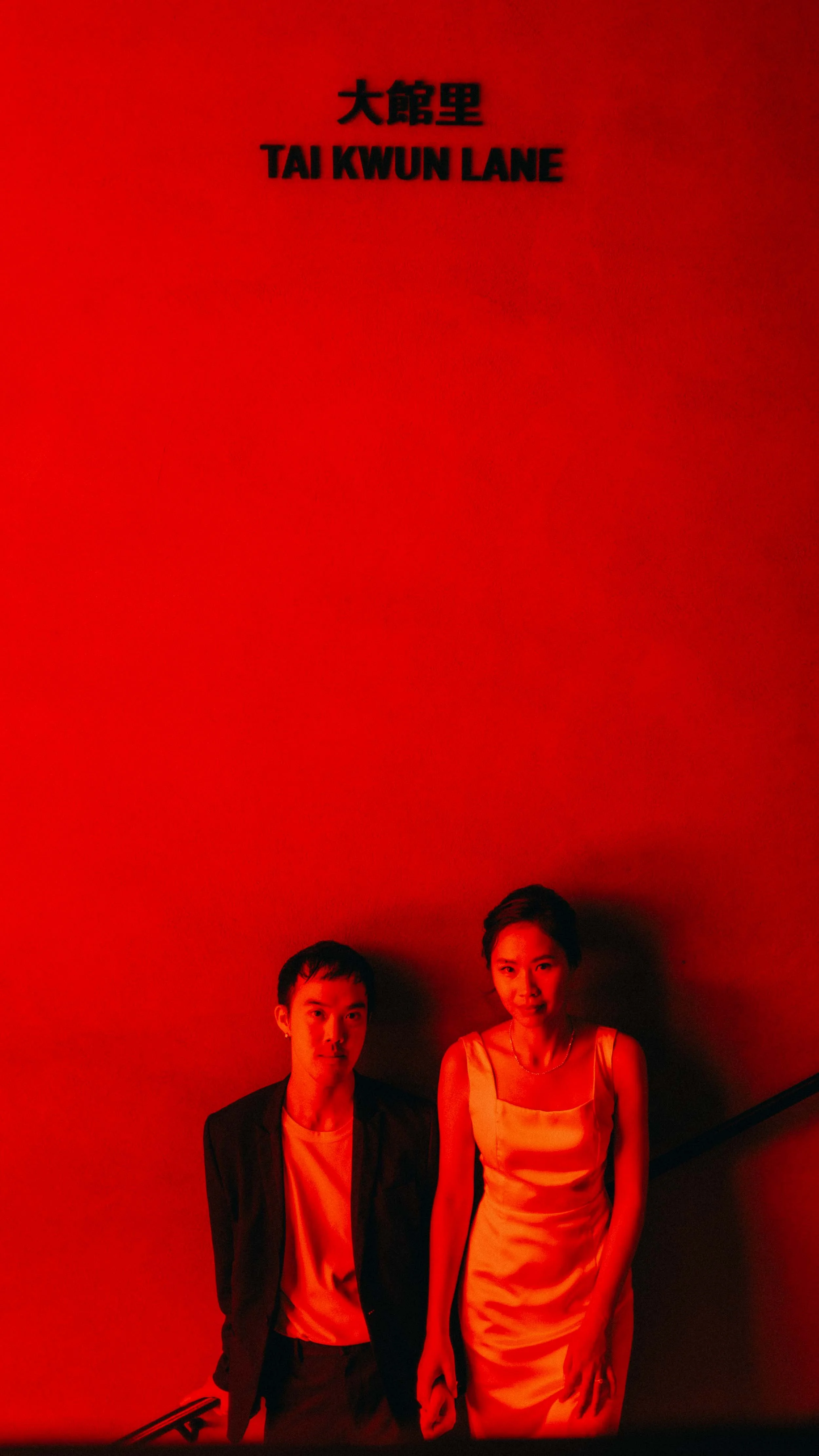 12-hongkong-prewedding-taikwunlane-stairwell-redlight-leicasl2.jpg