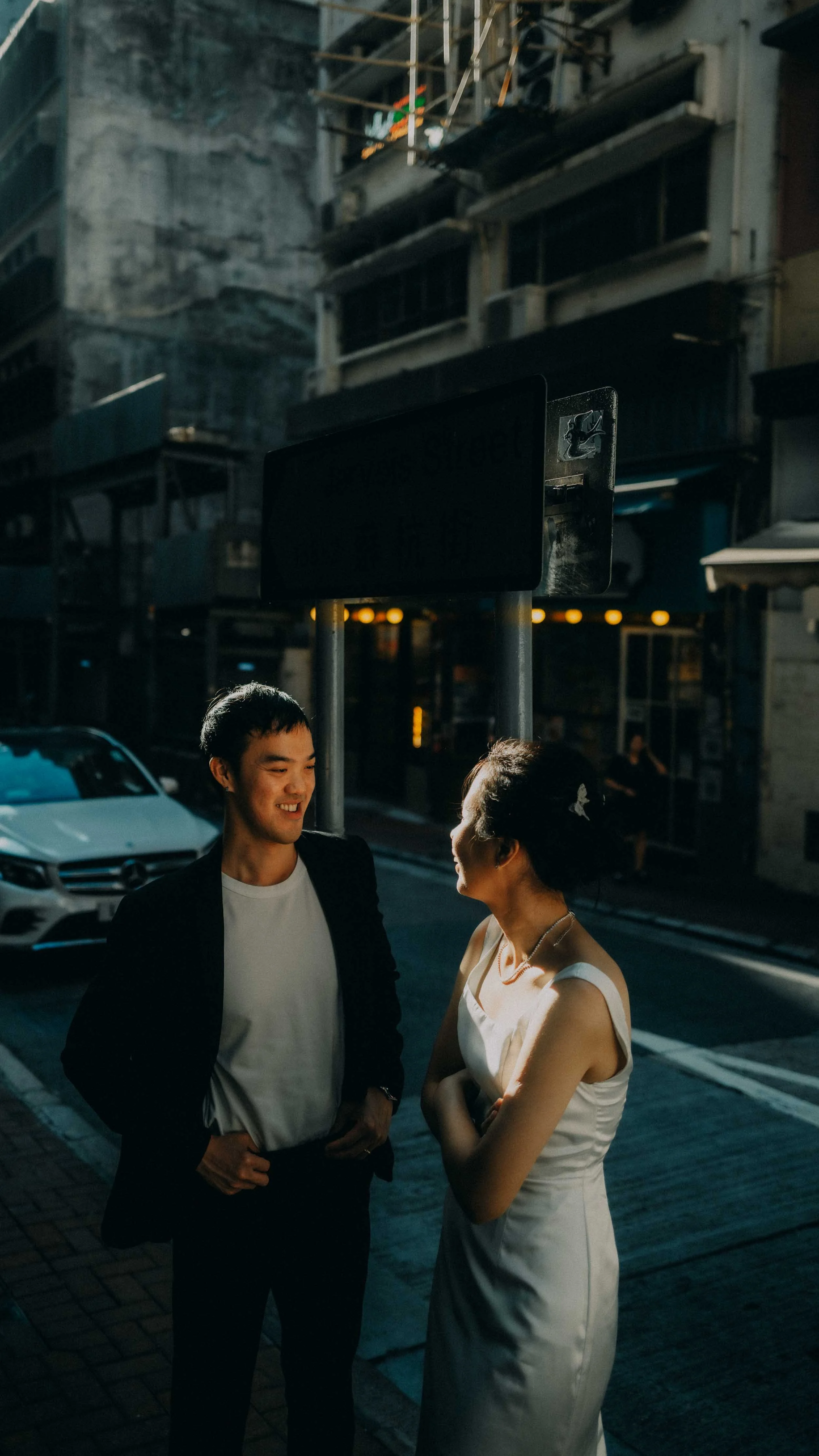 18-hongkong-prewedding-street-sunlight-facingeachother-leicaq3.jpg