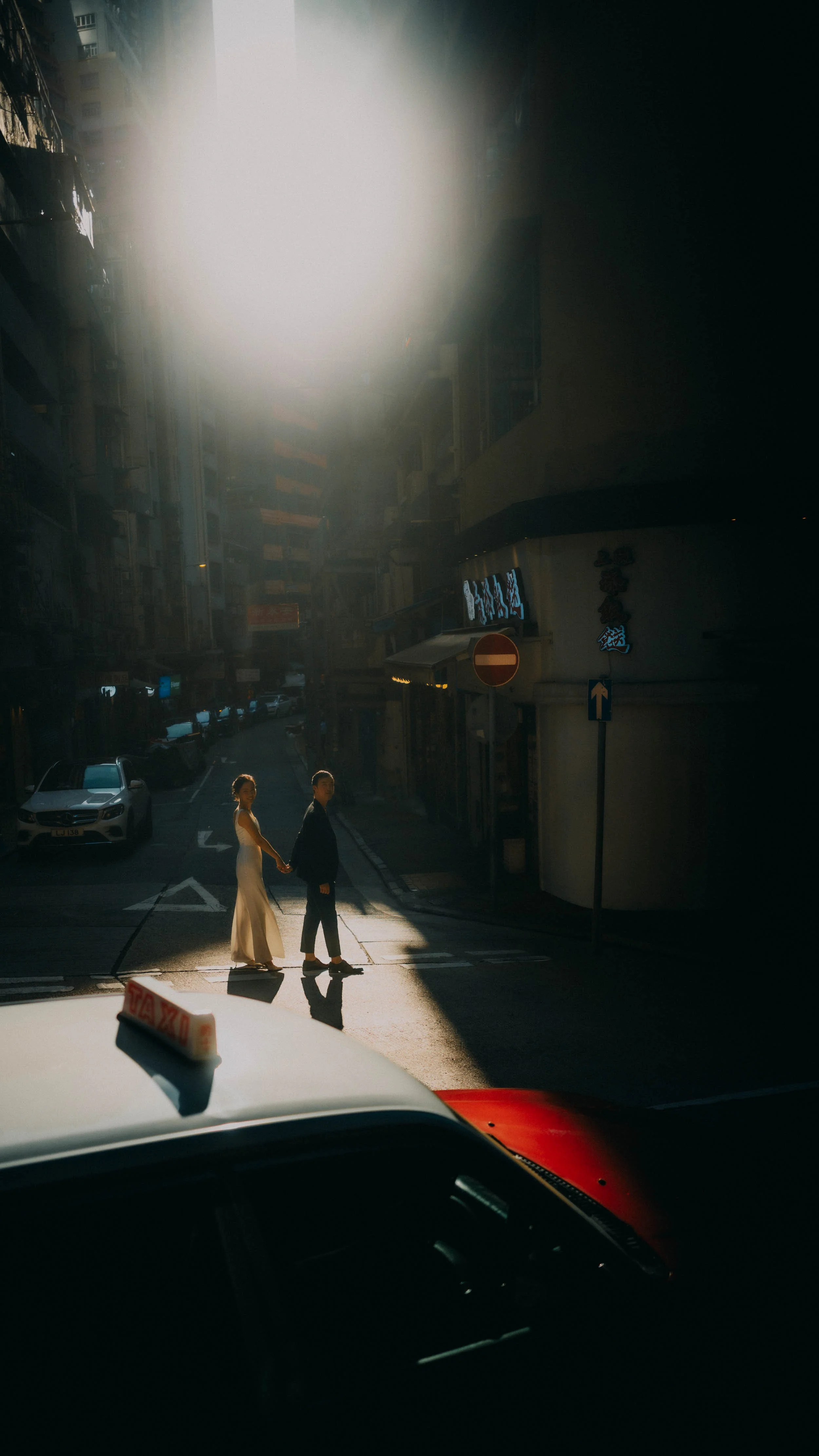 19-hongkong-prewedding-street-taxiroof-lookingback-leicaq3.jpg