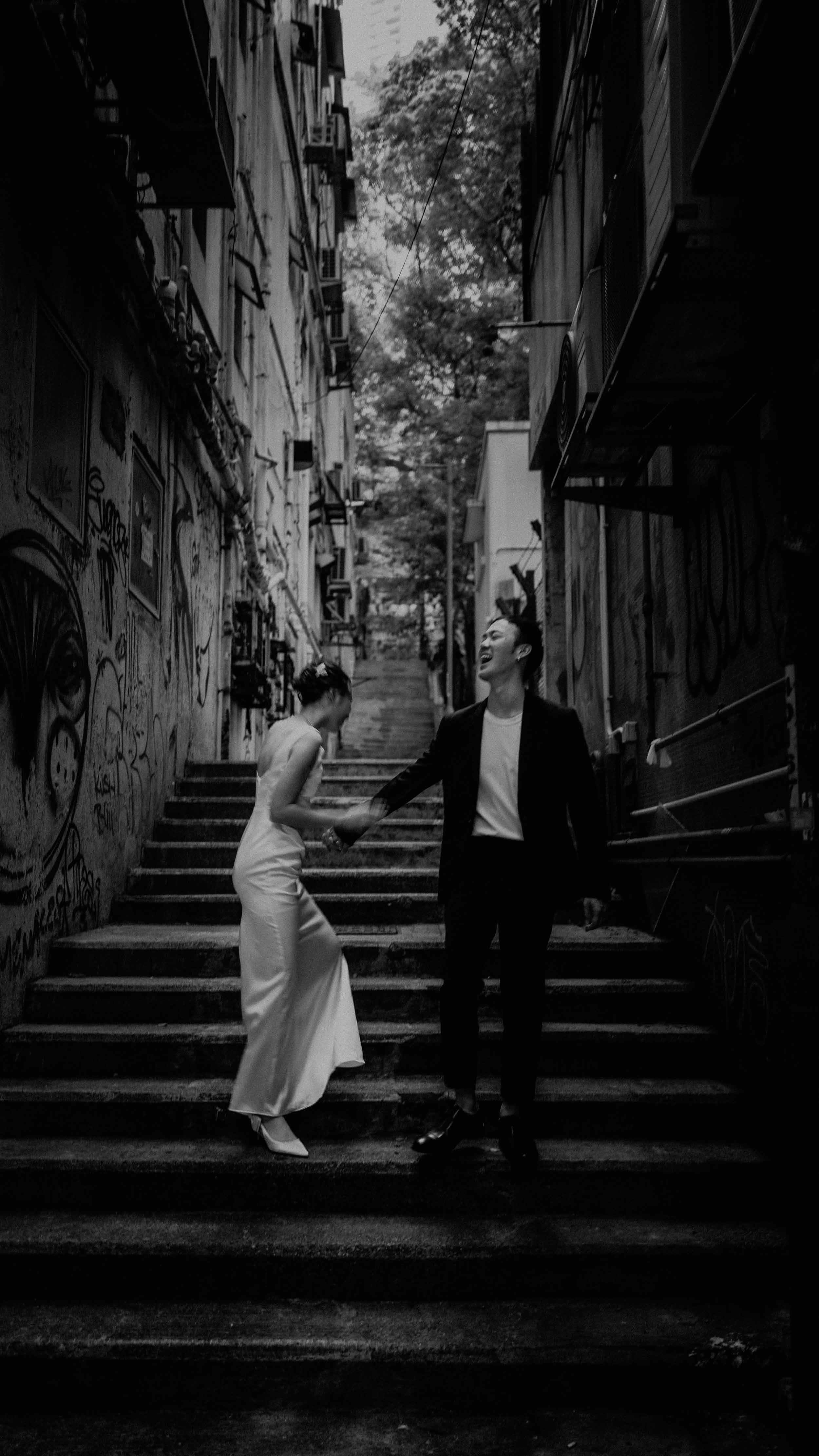 20-hongkong-prewedding-stairs-blackandwhite-laughter-leicaq3.jpg