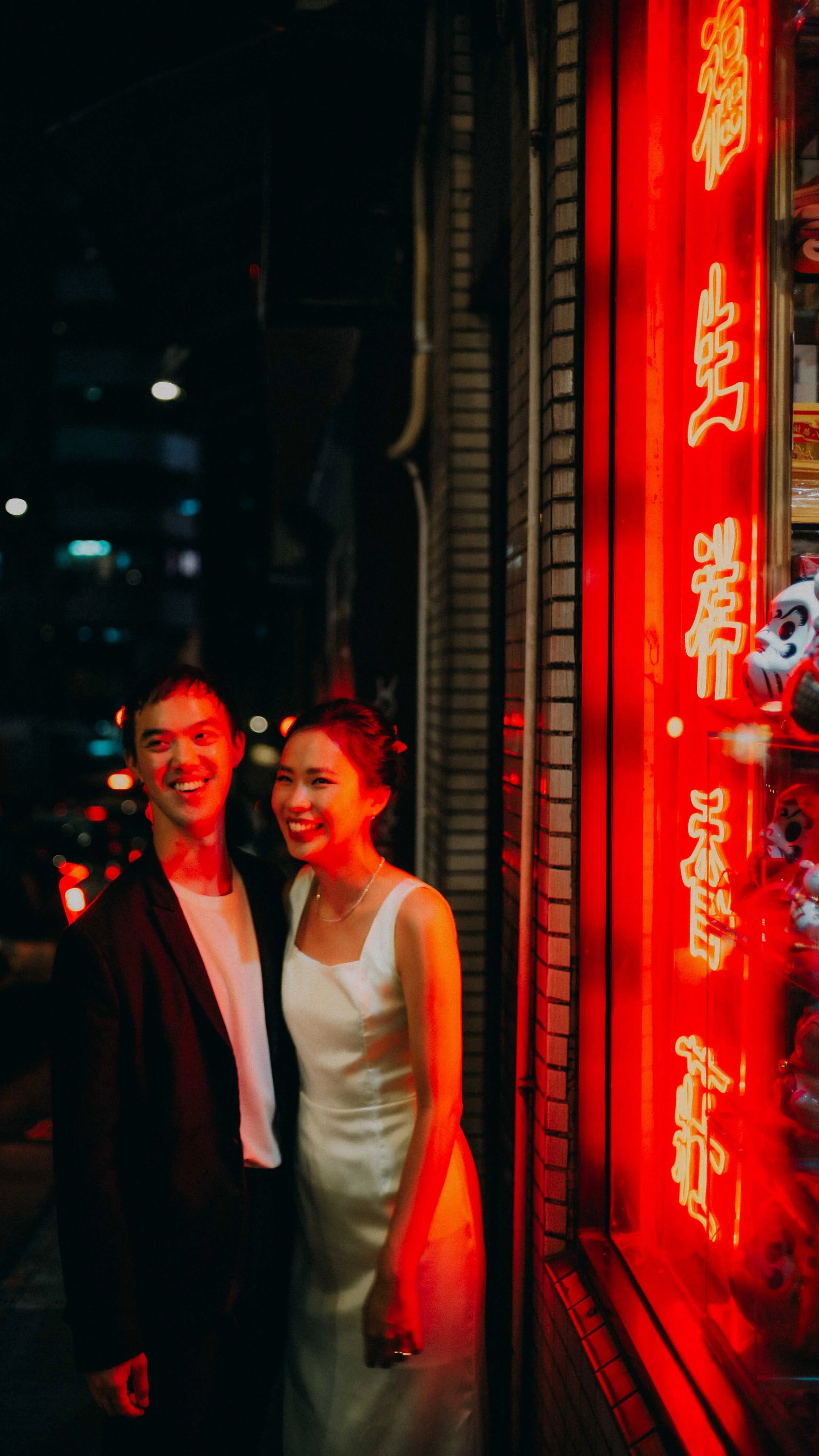 21-hongkong-prewedding-storefront-night-redneon-leicasl2.jpg