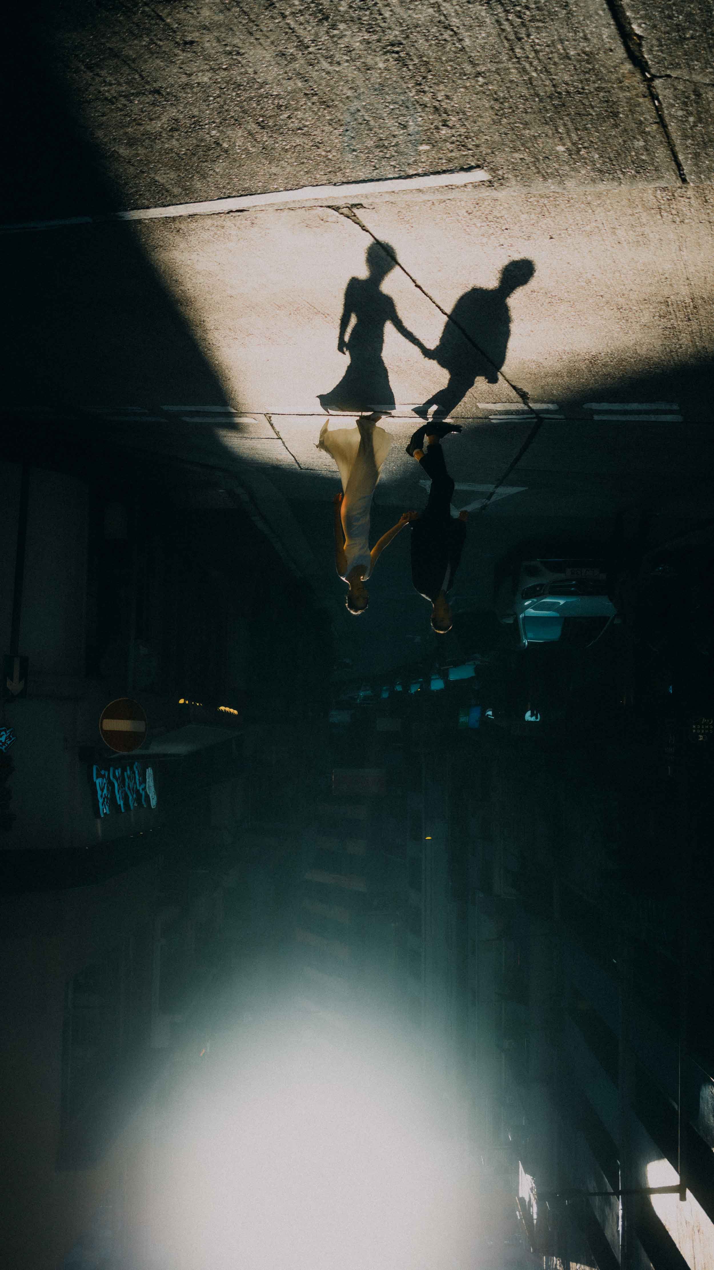 22-hongkong-prewedding-street-upsidedown-shadows-leicaq3.jpg