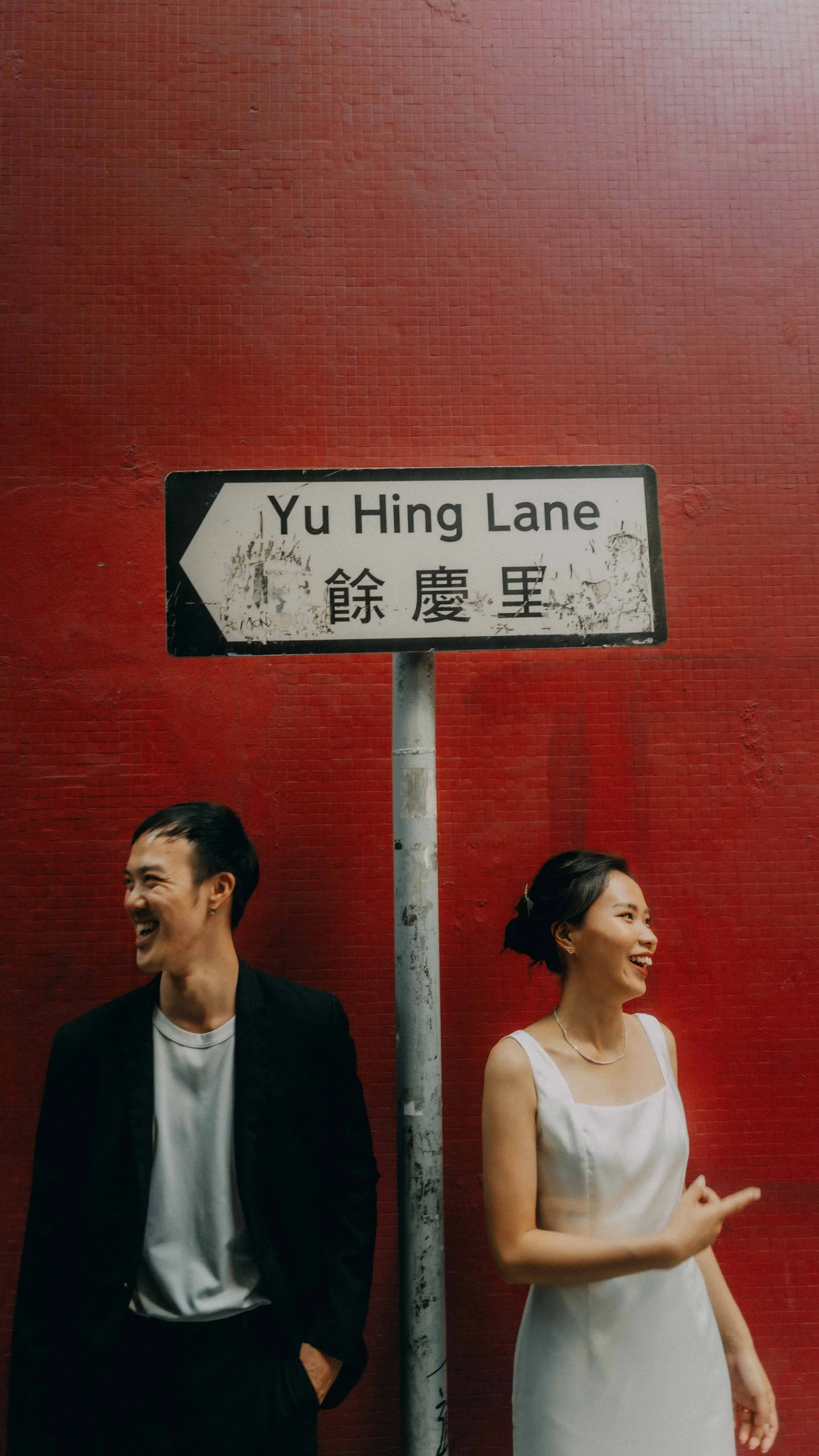 24-hongkong-prewedding-yuhinglane-streetsign-laughter-leicaq3.jpg