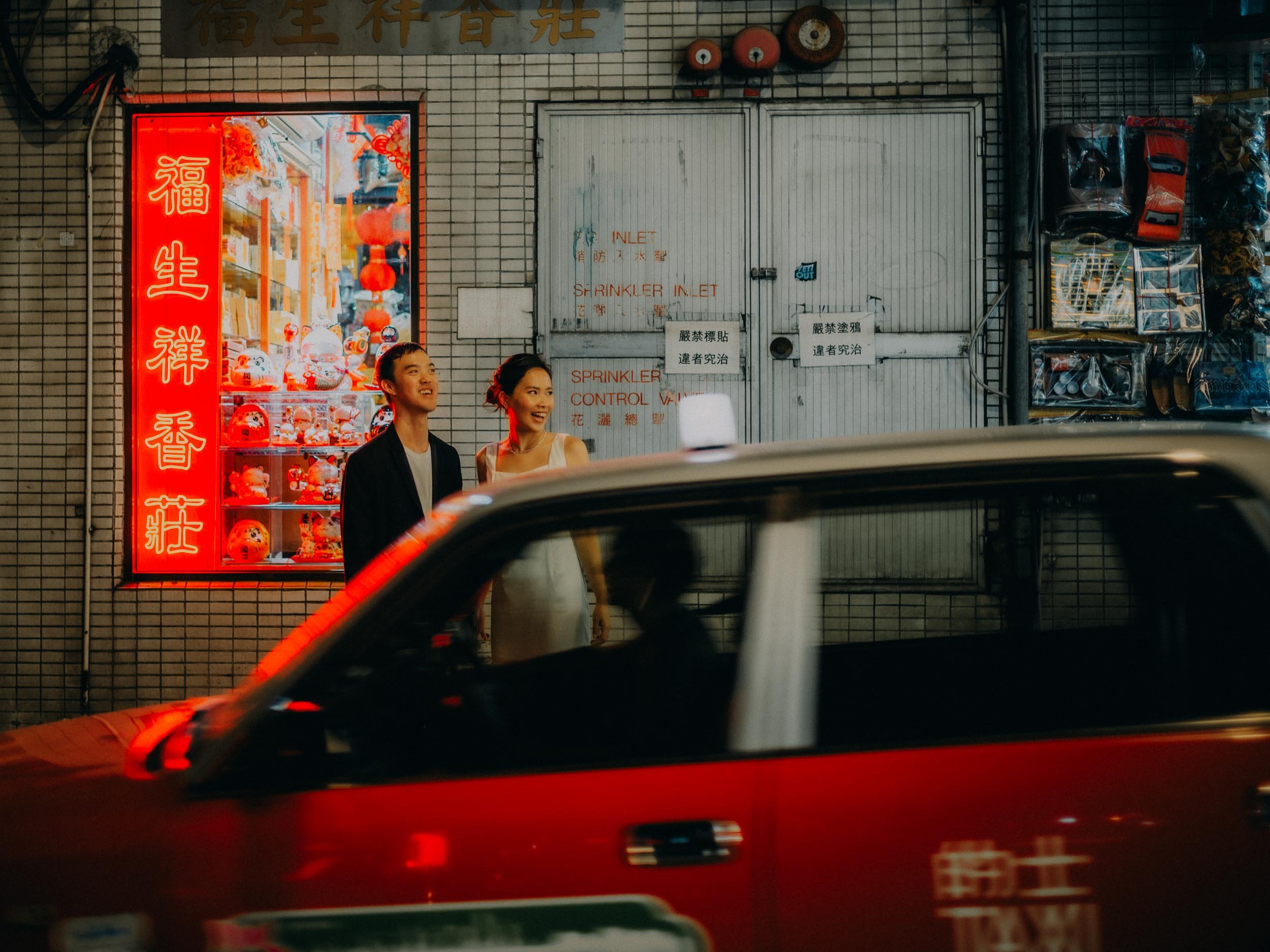 25-hongkong-prewedding-storefront-redneon-taxiforeground-leicasl2.jpg