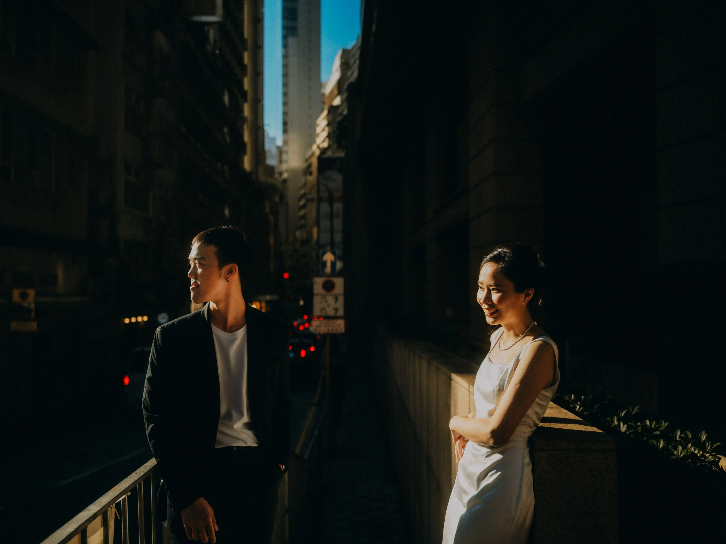 29-hongkong-prewedding-walkway-sunlight-lookingapart-leicaq3.jpg