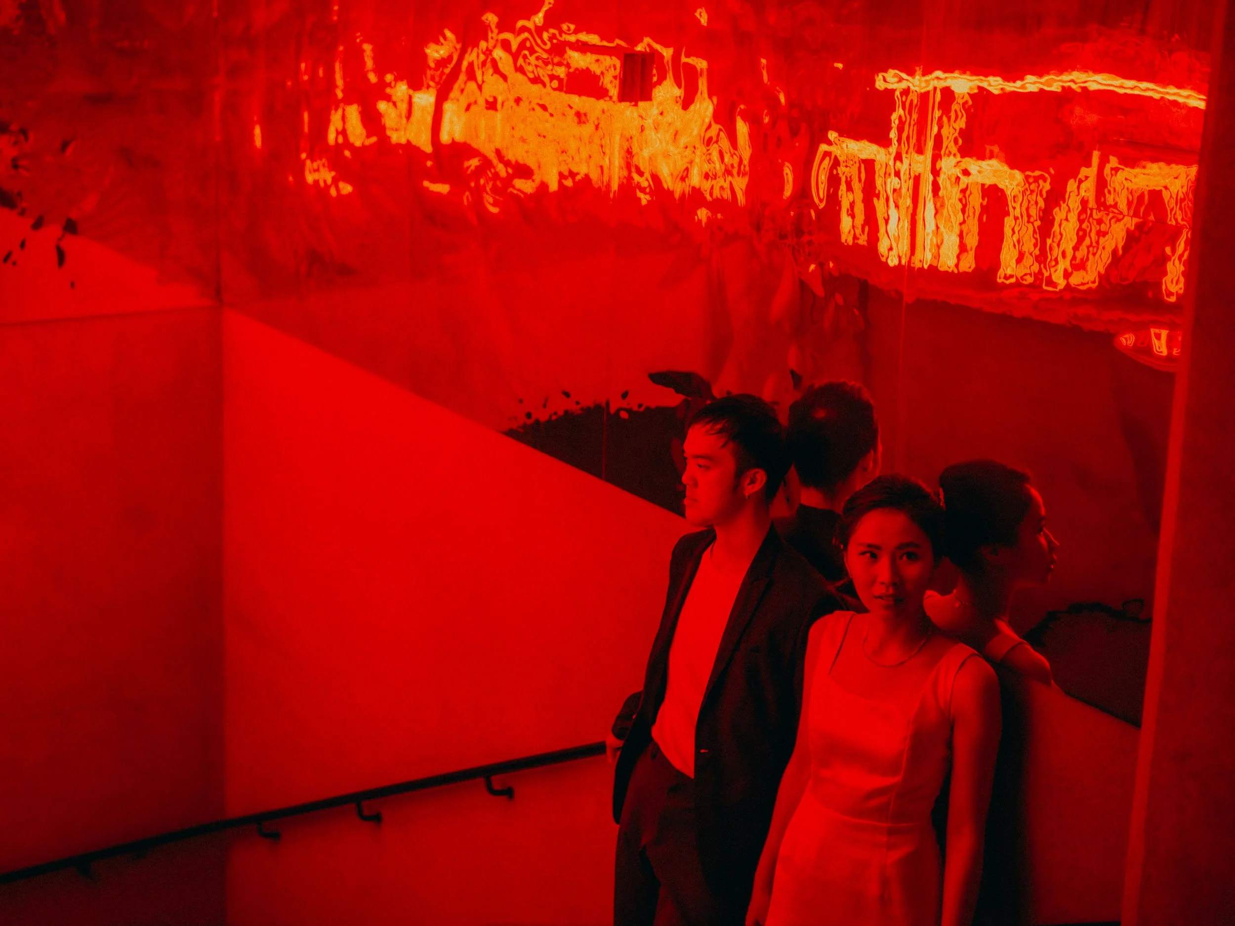 30-hongkong-prewedding-stairwell-redlight-mirrorreflections-leicasl2.jpg