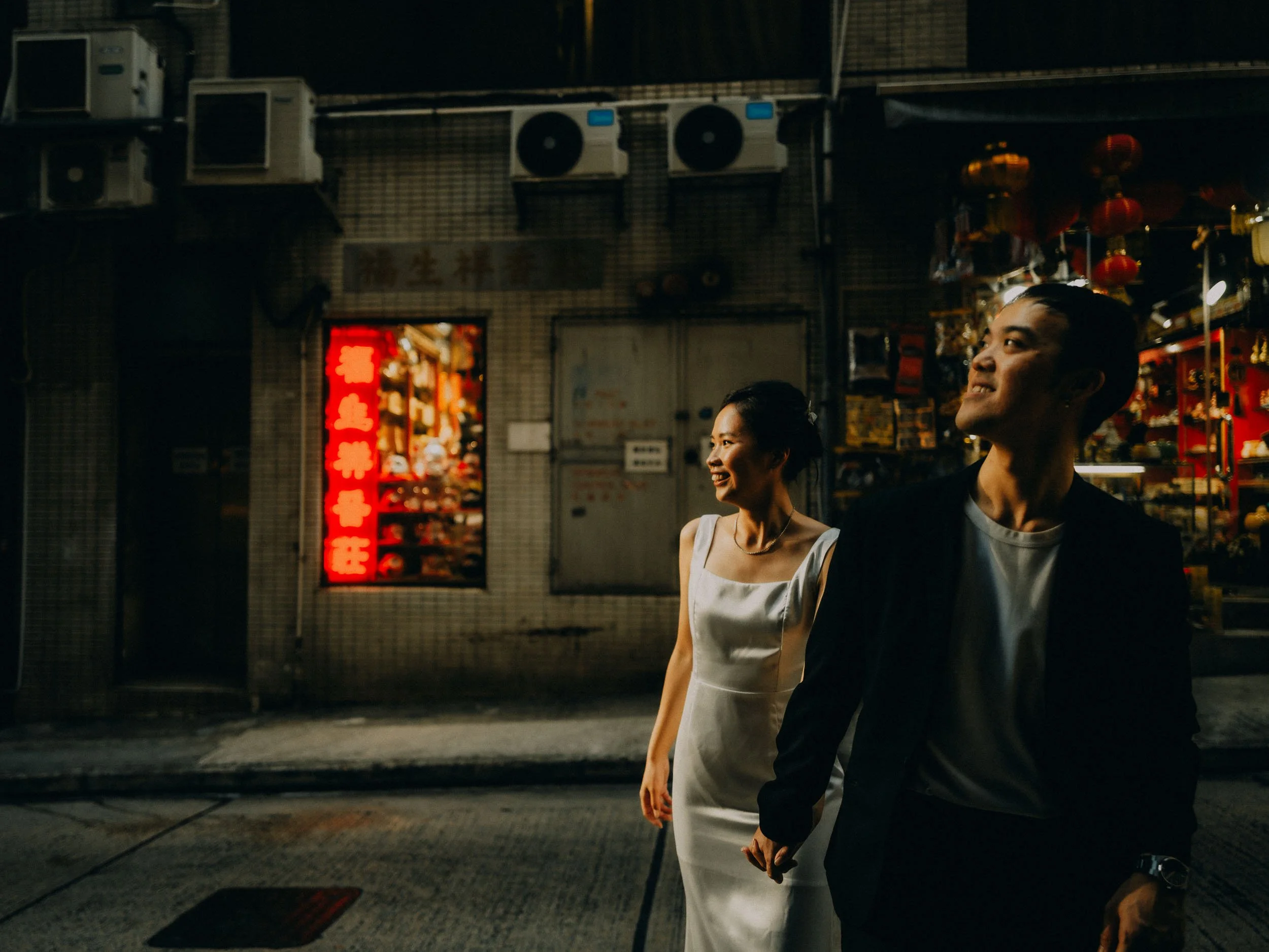 31-hongkong-prewedding-storefront-handinhand-lookingup-leicaq3.jpg