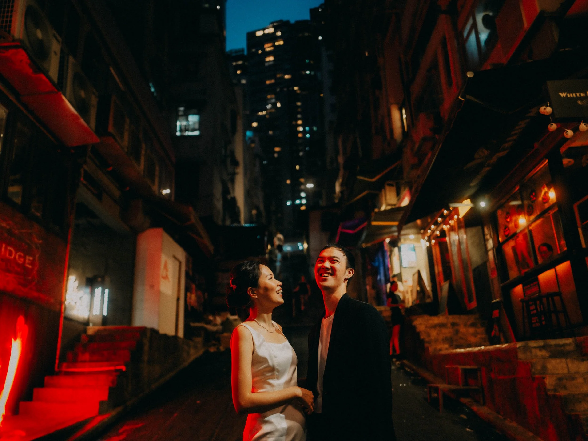 33-hongkong-prewedding-peelstreet-night-wideframe-laughter-leicaq3.jpg