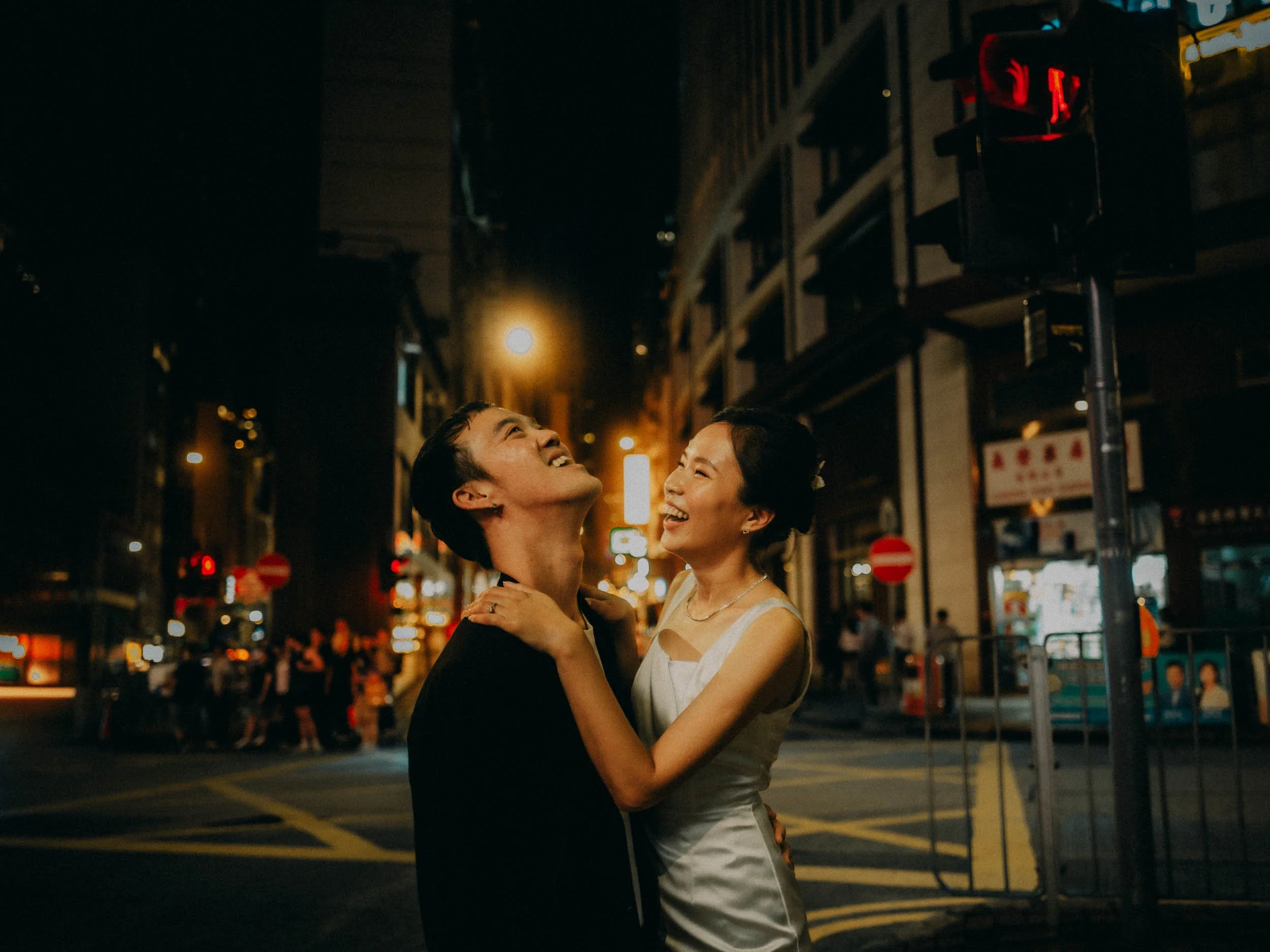 35-hongkong-prewedding-central-intersection-embrace-leicaq3.jpg