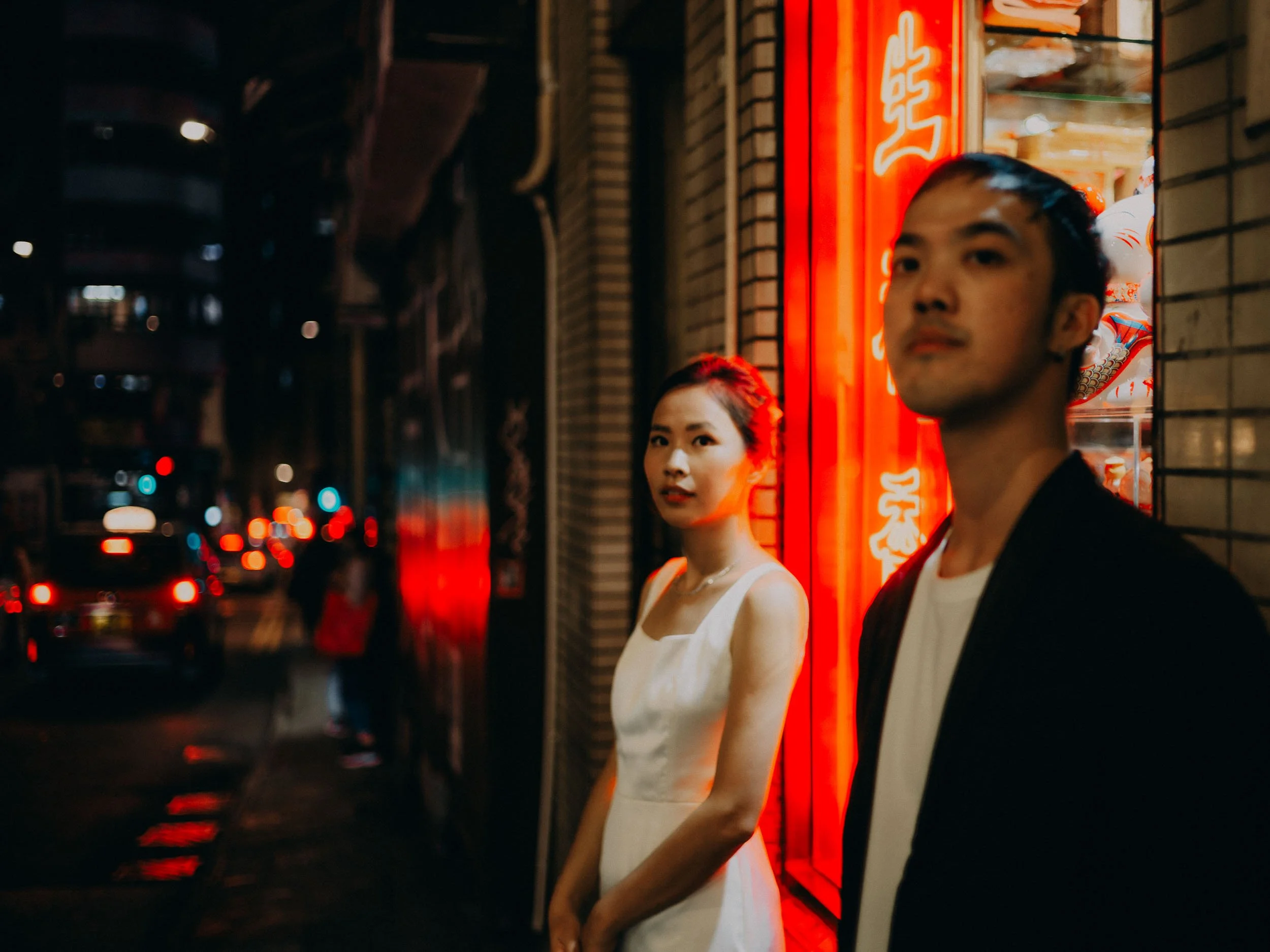 36-hongkong-prewedding-storefront-redneon-selectivefocus-leicasl2.jpg