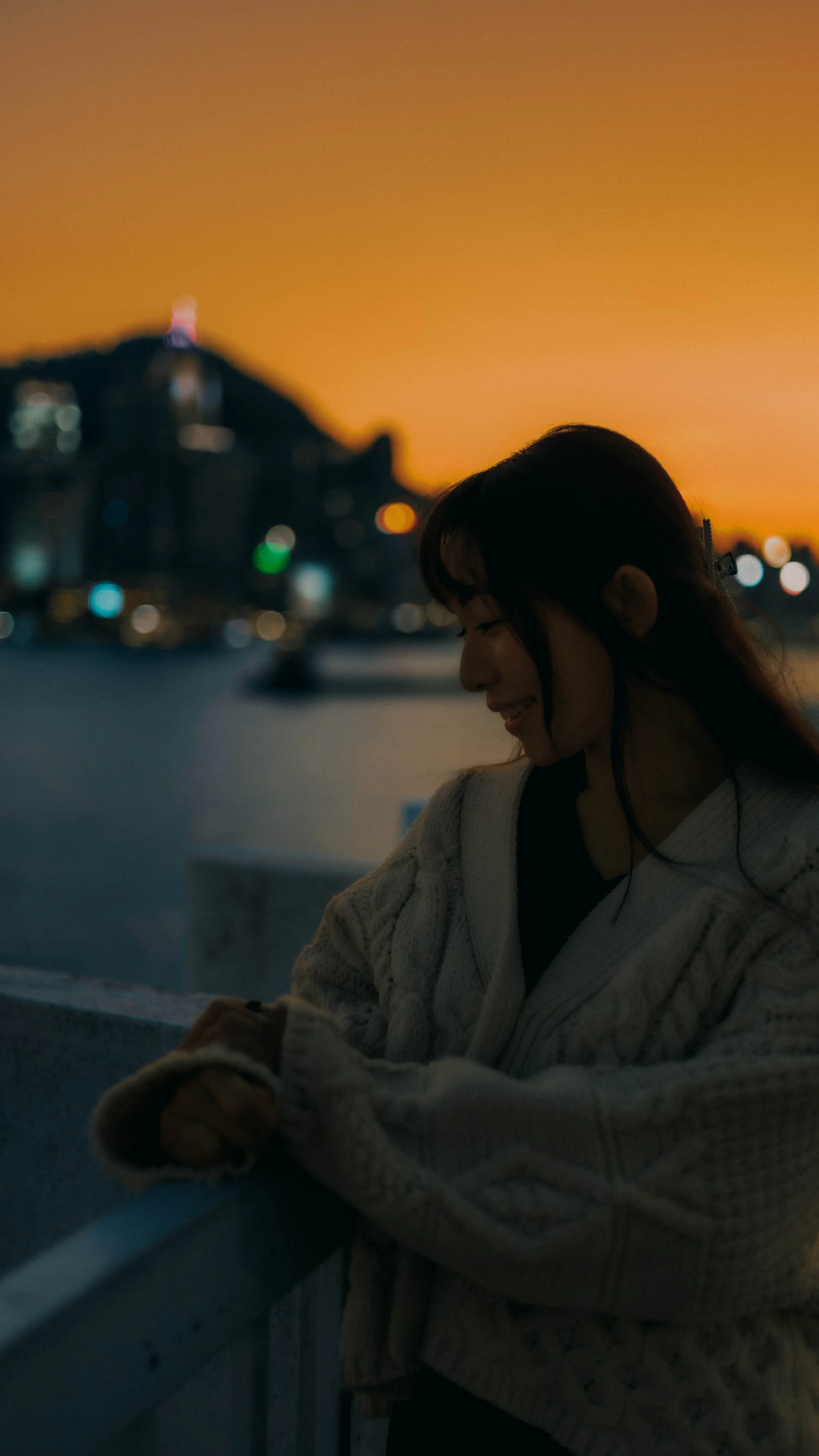 2-hongkong-portrait-victoriaharbour-sunset-downwardsmile-leicam11.jpg