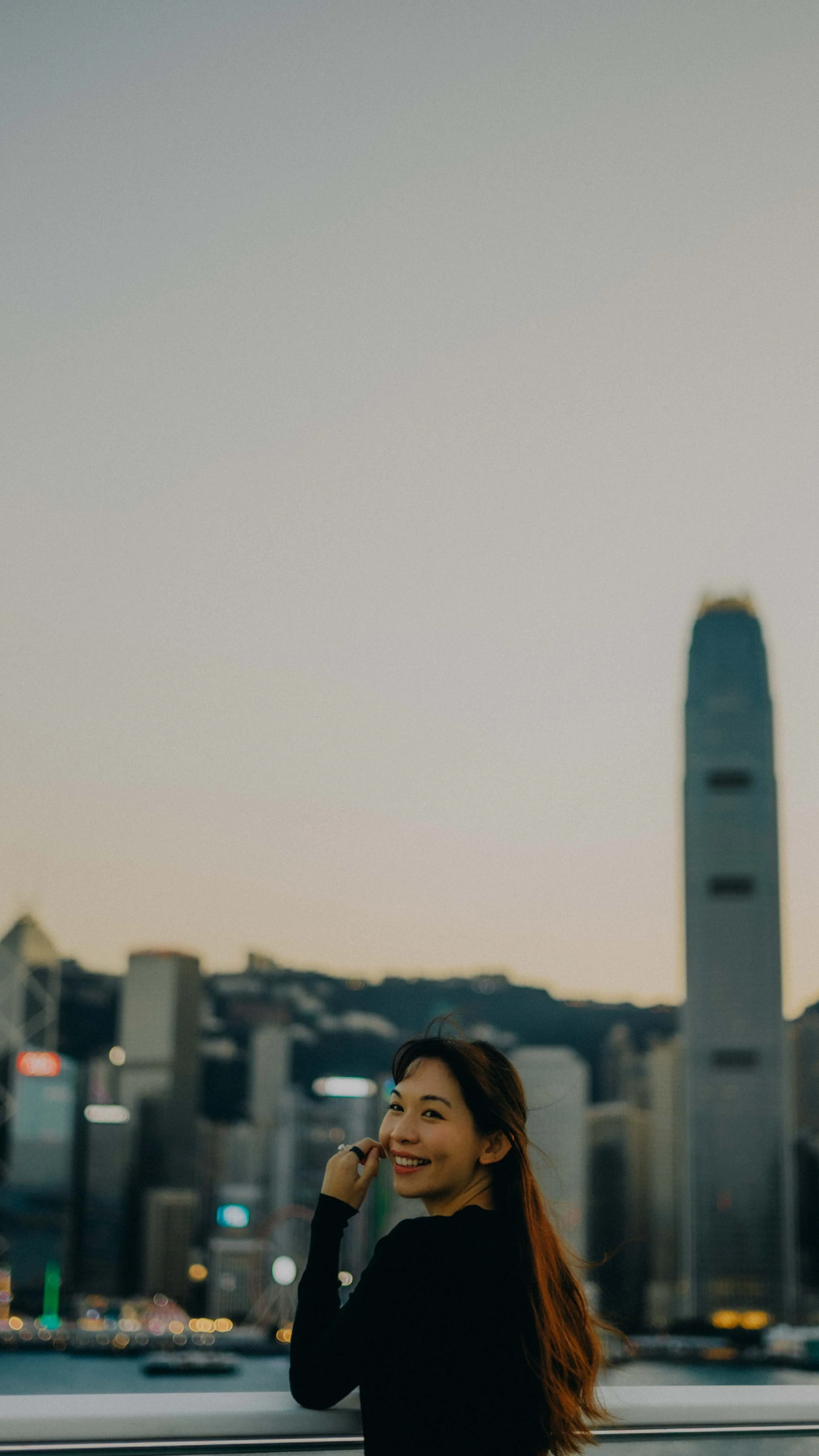 4-hongkong-portrait-victoriaharbour-waterfront-lookbacksmile-leicam11.jpg