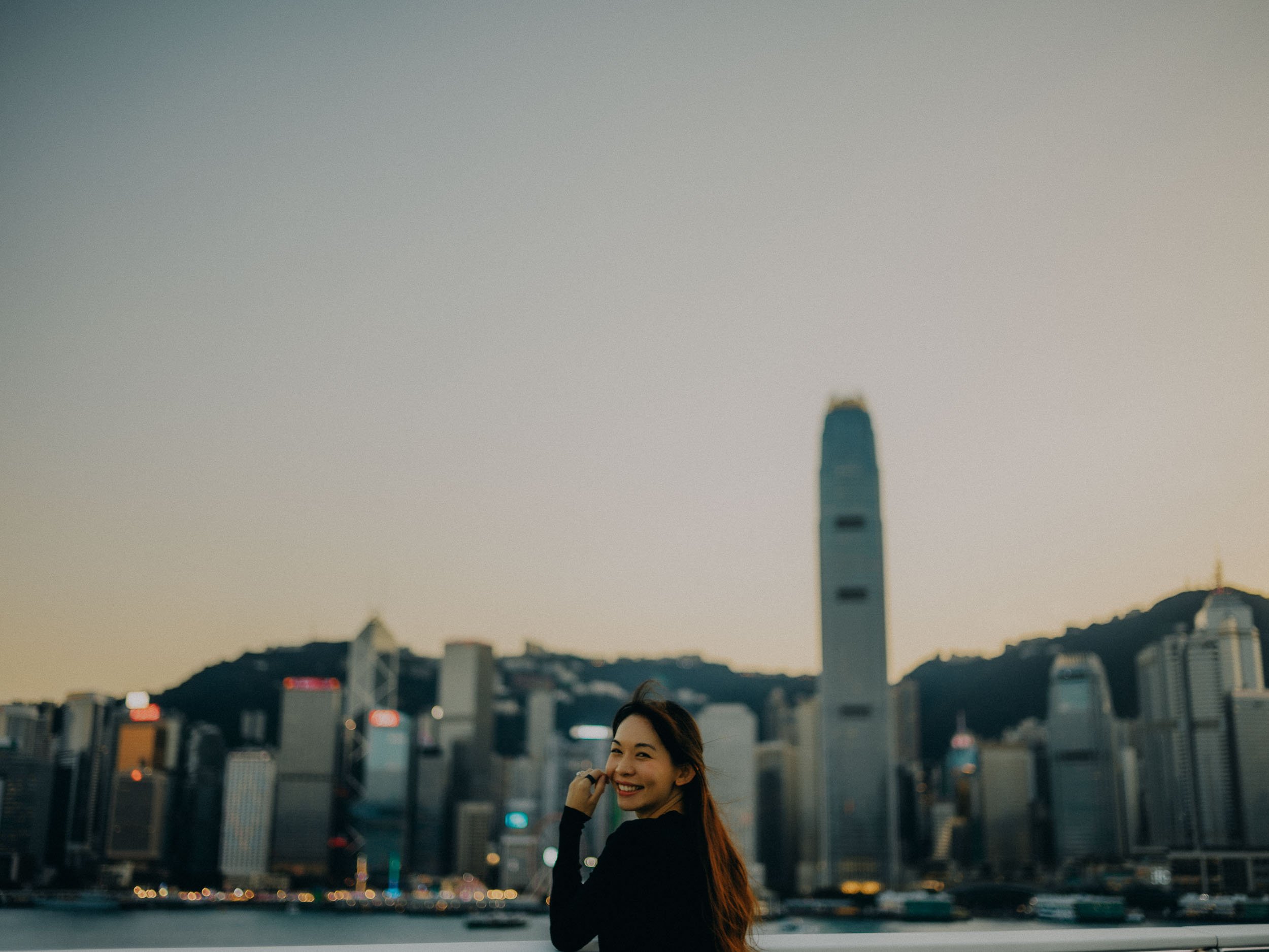 13-hongkong-portrait-victoriaharbour-skyline-widelookbacksmile-leicam11.jpg