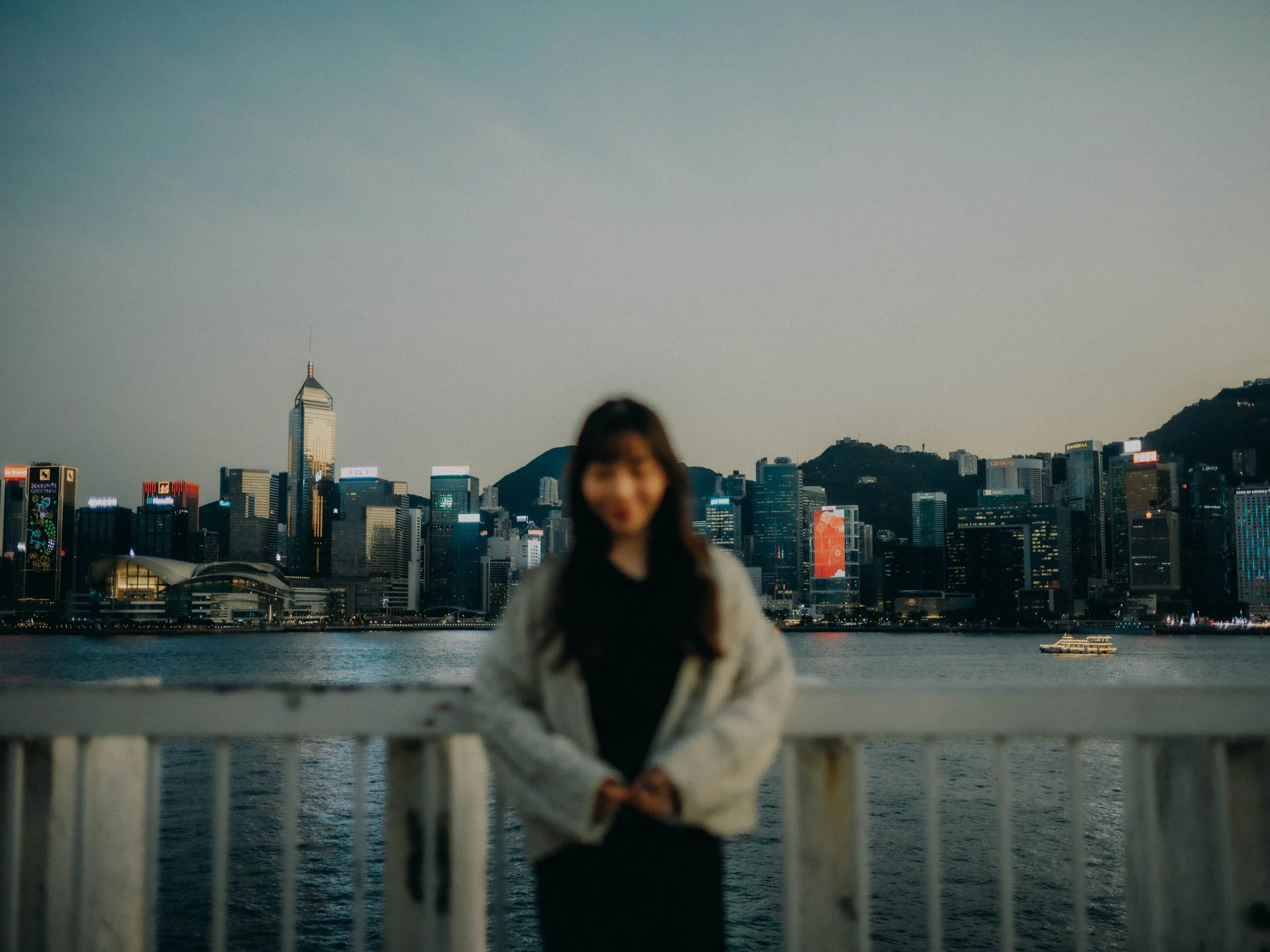 15-hongkong-portrait-victoriaharbour-skyline-centredforegroundblur-leicam11.jpg