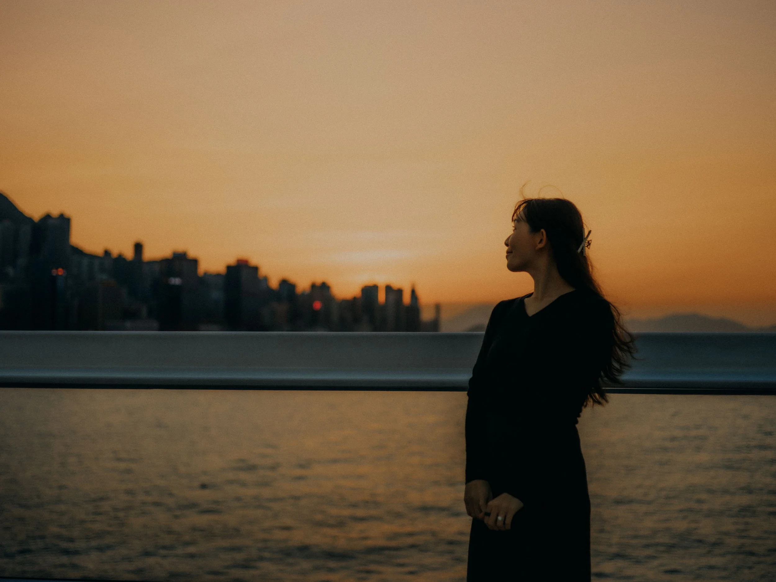 17-hongkong-portrait-victoriaharbour-sunset-standingprofile-leicam11.jpg