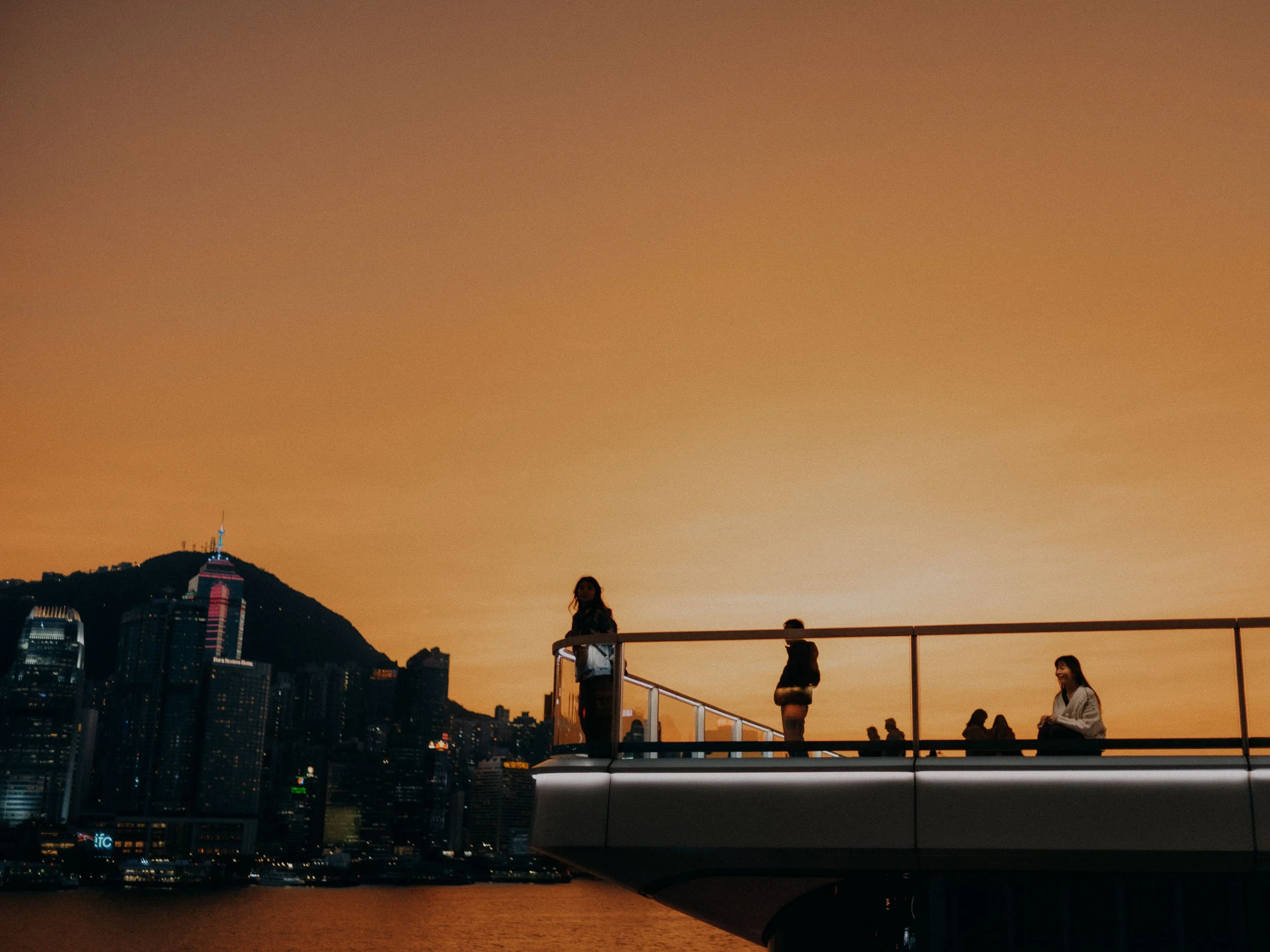 20-hongkong-portrait-victoriaharbour-sunset-viewingdeck-leicam11.jpg