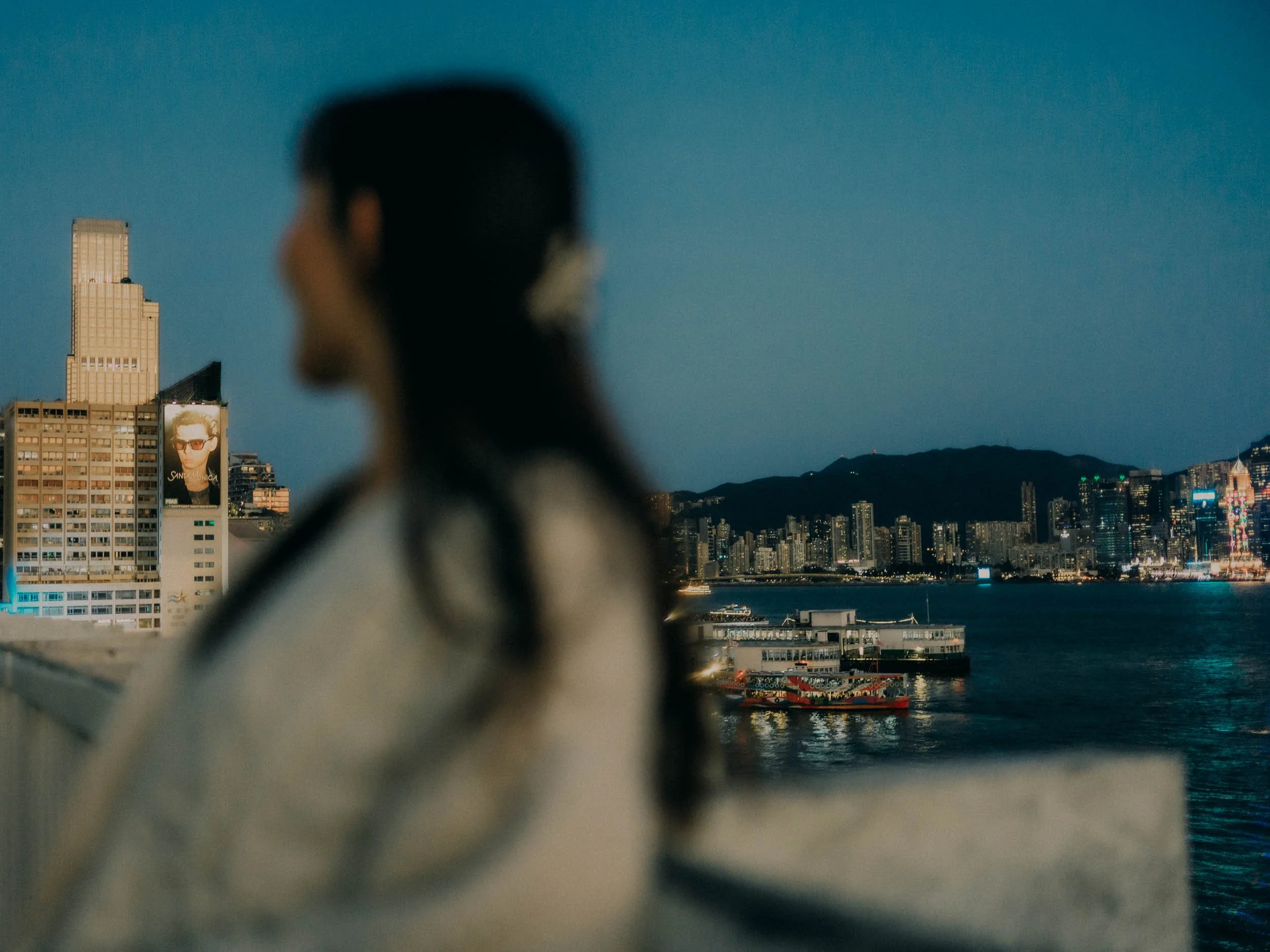 22-hongkong-portrait-victoriaharbour-waterfront-ferryforegroundblur-leicam11.jpg