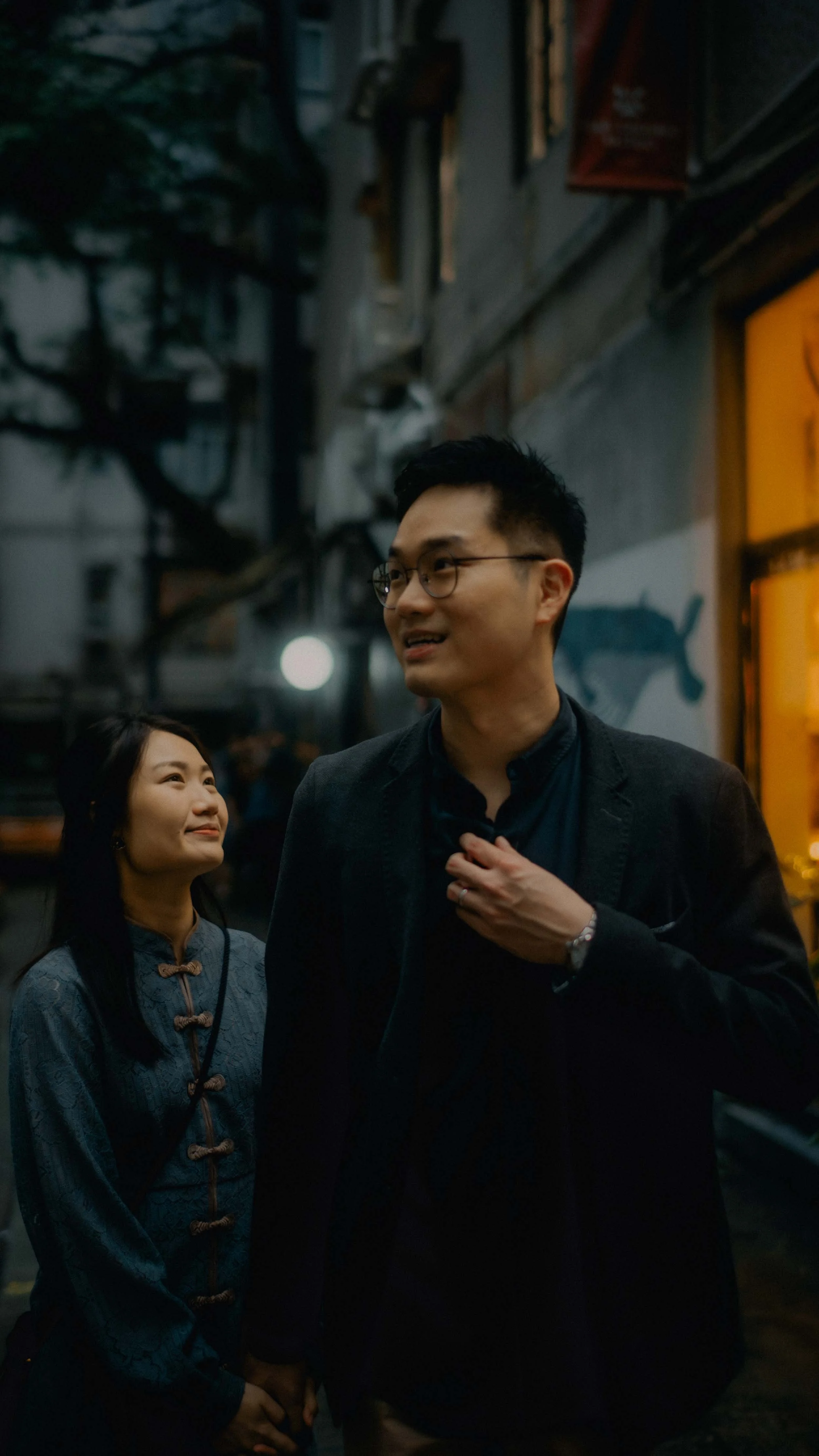 3-hongkong-engagement-wanchai-street-handholding-sonya7riv.jpg