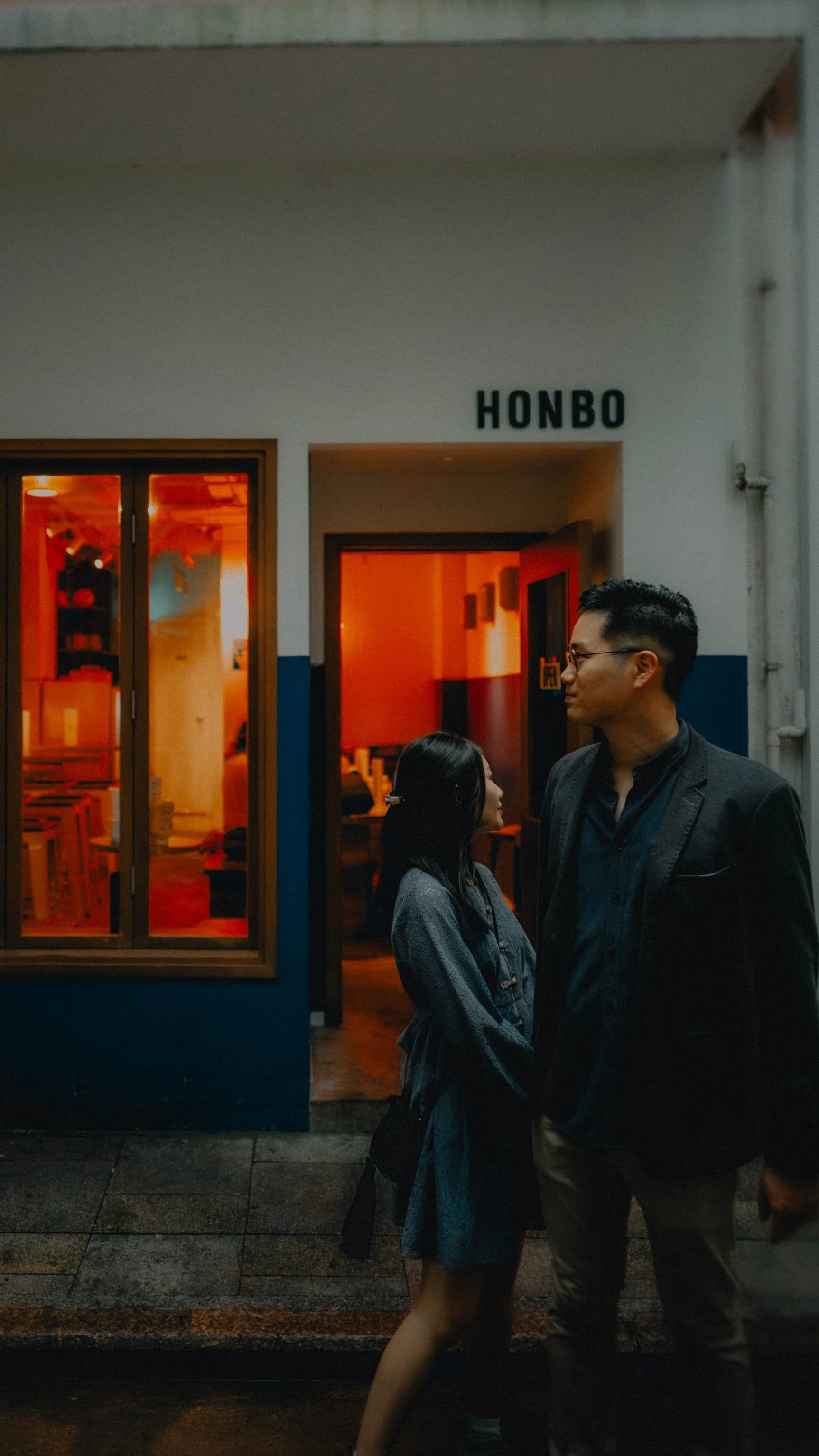 14-hongkong-engagement-wanchai-honbo-doorwayportrait-sonya7siii.jpg