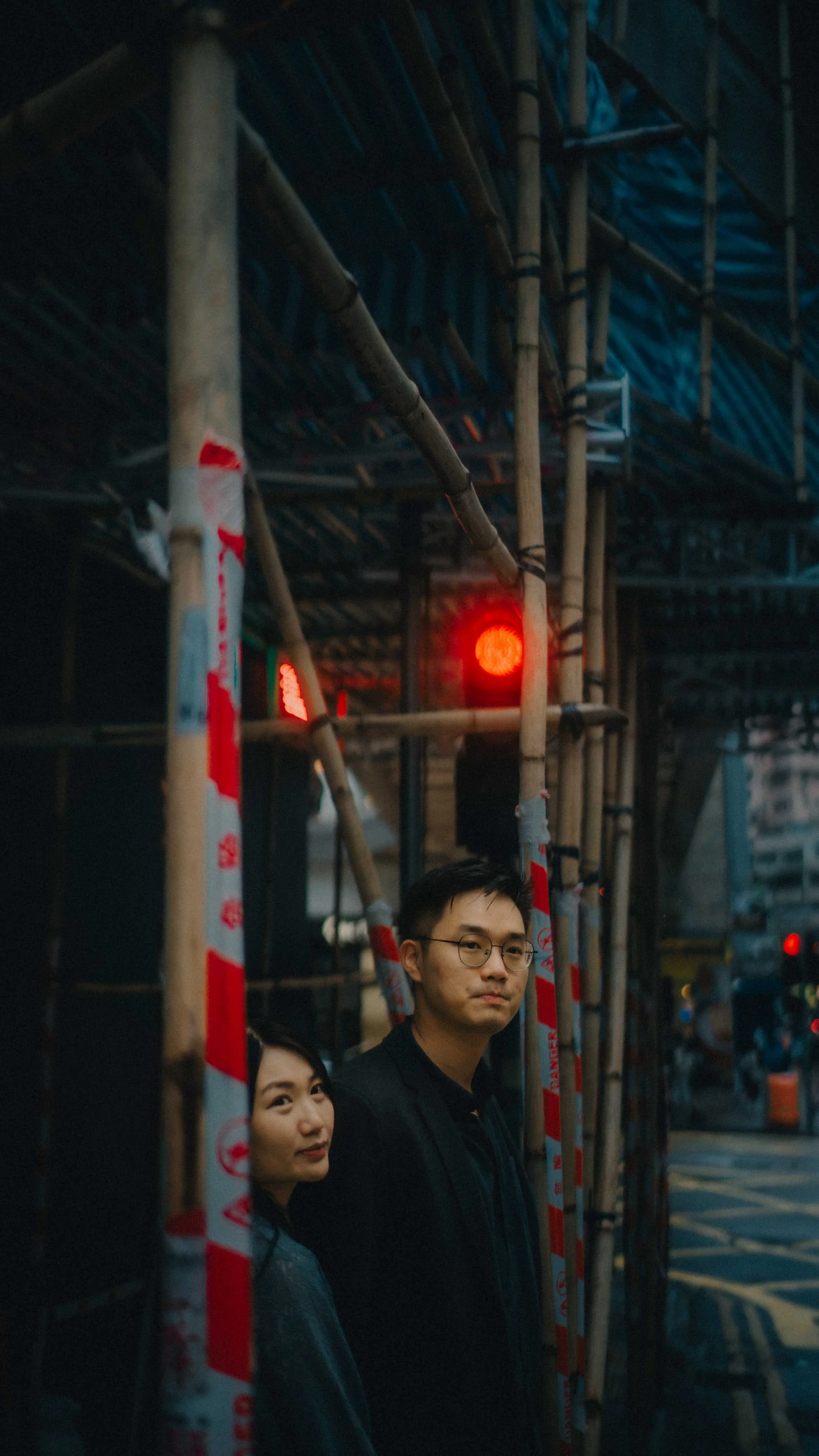 17-hongkong-engagement-wanchai-bambooscaffolding-framedportrait-sonya7riv.jpg