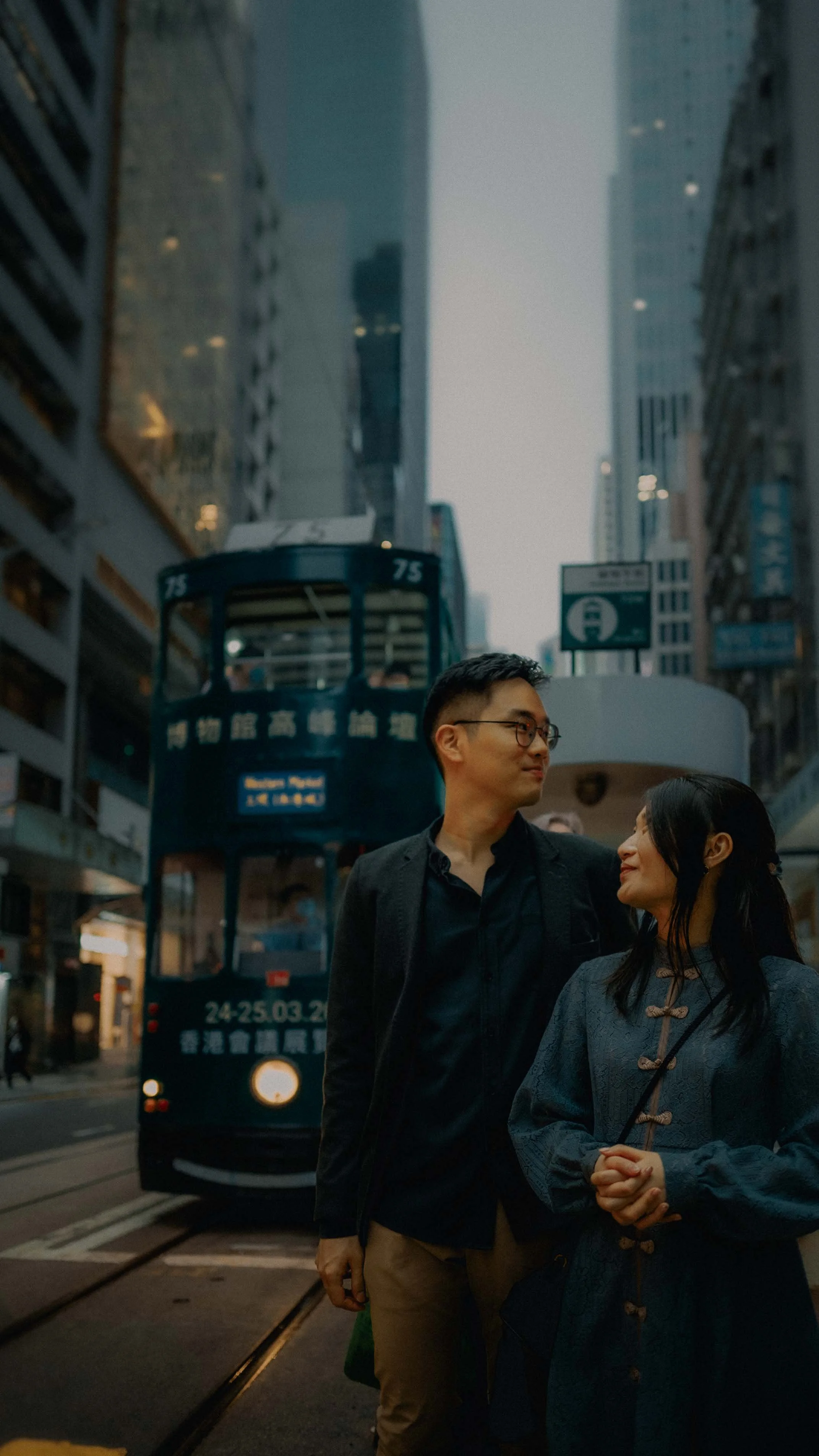 22-hongkong-engagement-central-street-doubledeckertram-sonya7siii.jpg