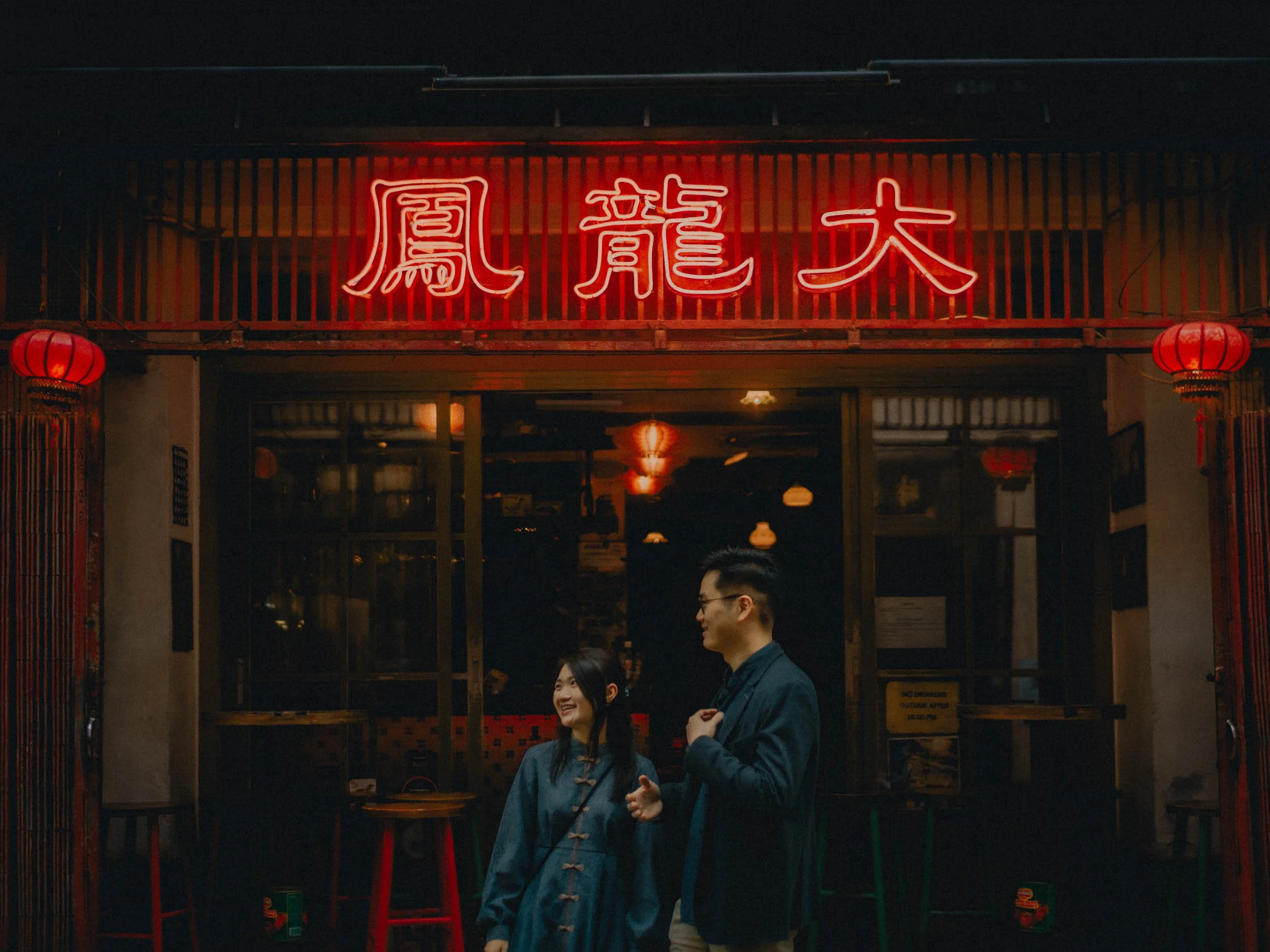 25-hongkong-engagement-wanchai-street-redneonwide-sonya7riv.jpg