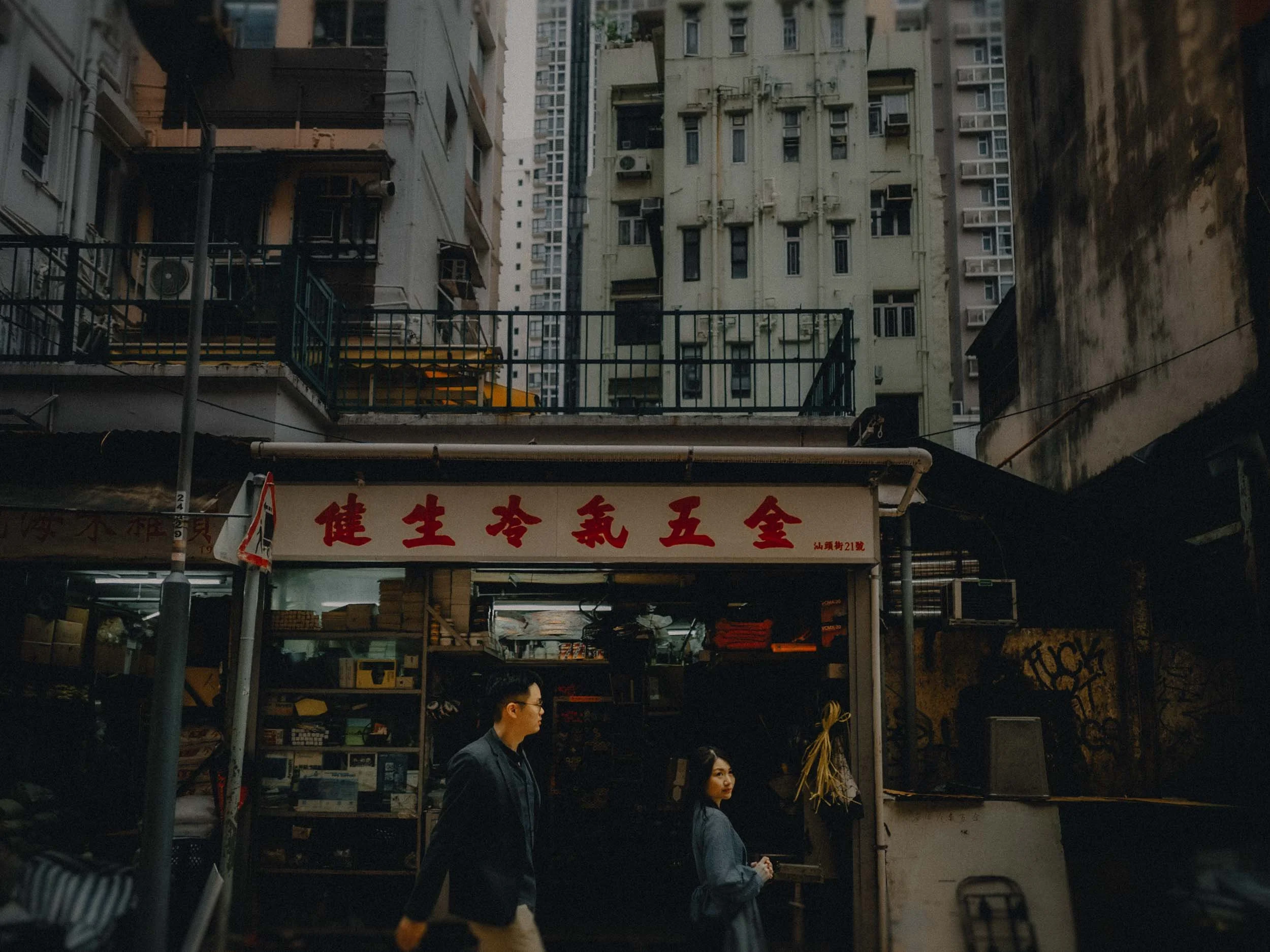 28-hongkong-engagement-wanchai-street-shopfrontwalk-sonya7siii.jpg