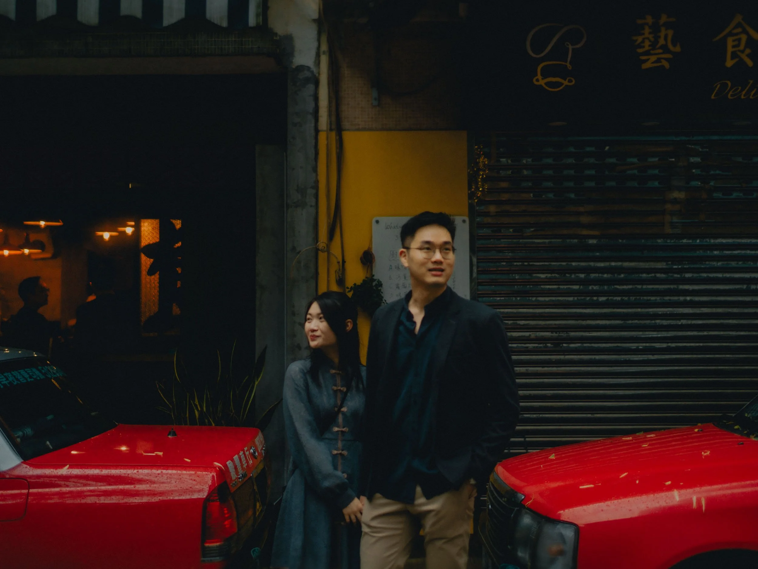 32-hongkong-engagement-wanchai-street-taxilookaway-sonya7riv.jpg