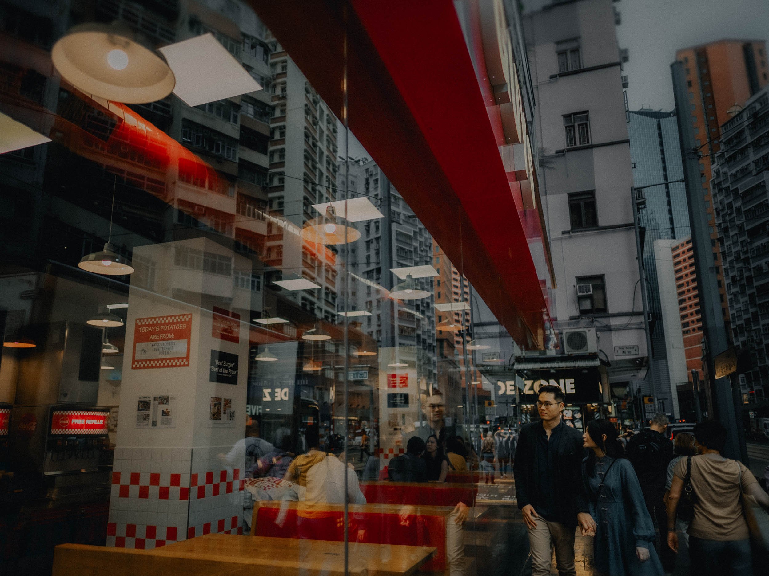 34-hongkong-engagement-wanchai-fiveguys-streetreflections-sonya7siii.jpg