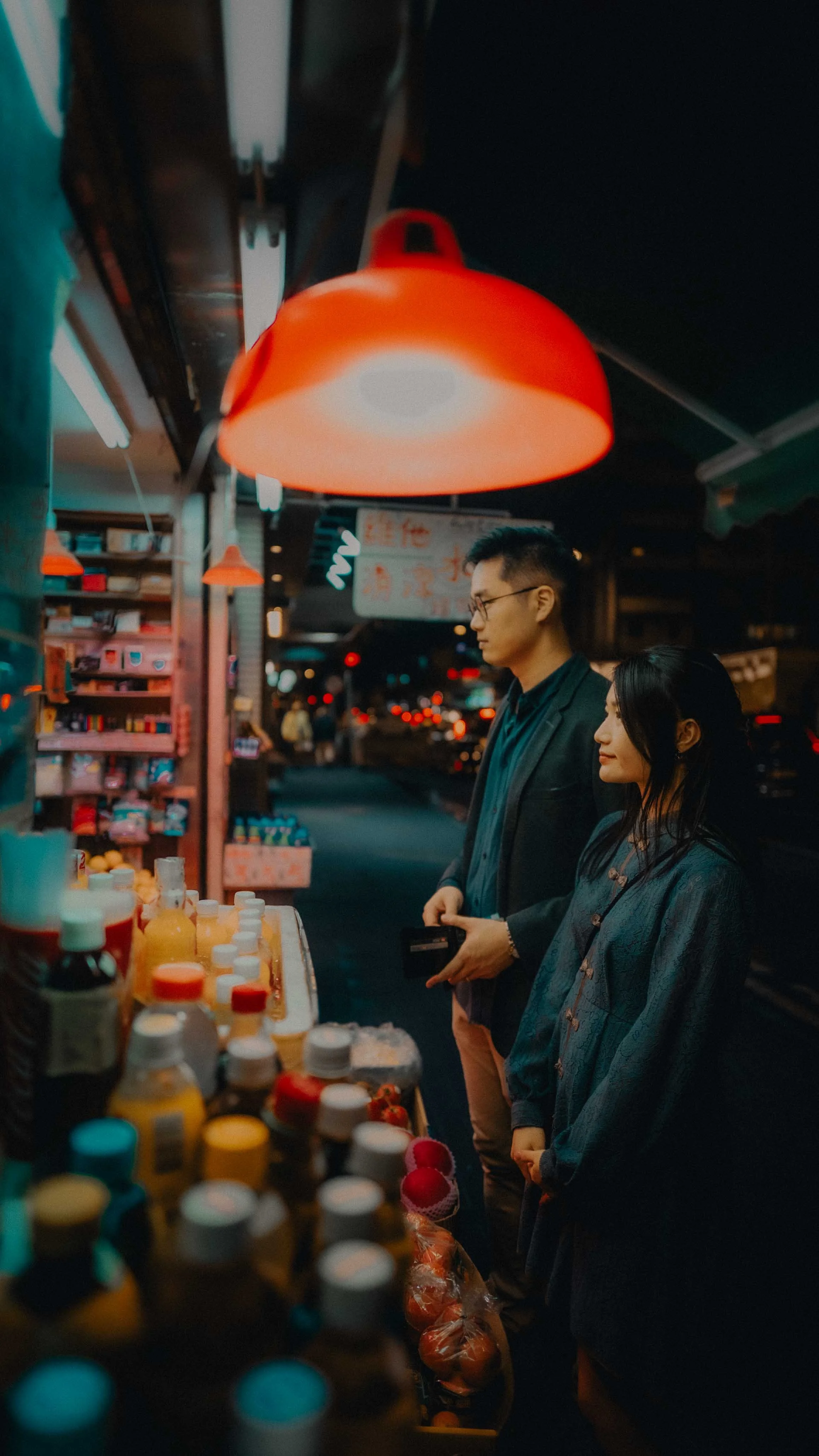 2-hongkong-engagement-night-wanchai-juicestall-redlamp-sonya7siii.jpg