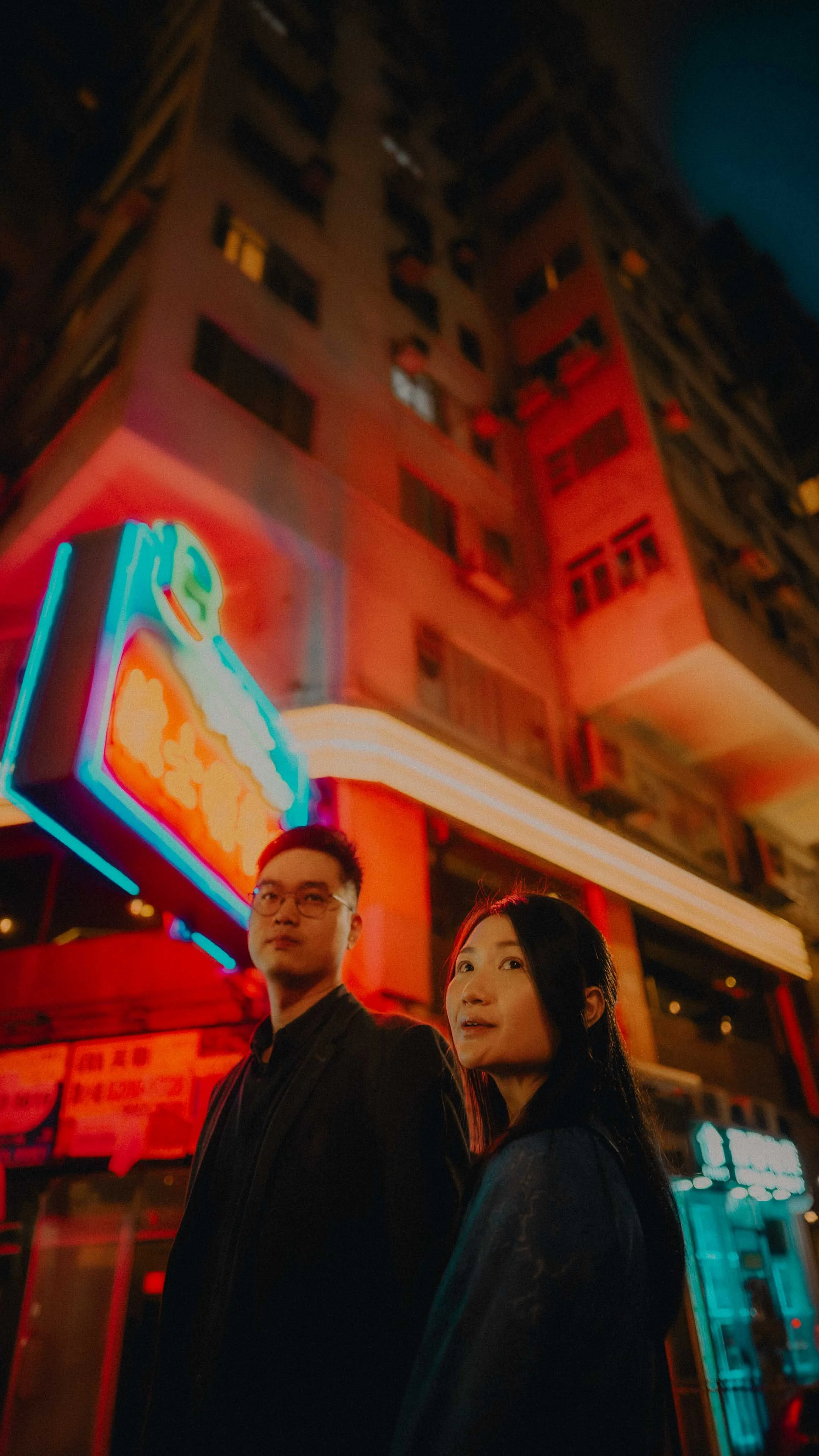 1-hongkong-engagement-night-wanchai-street-neonportrait-sonya7siii.jpg