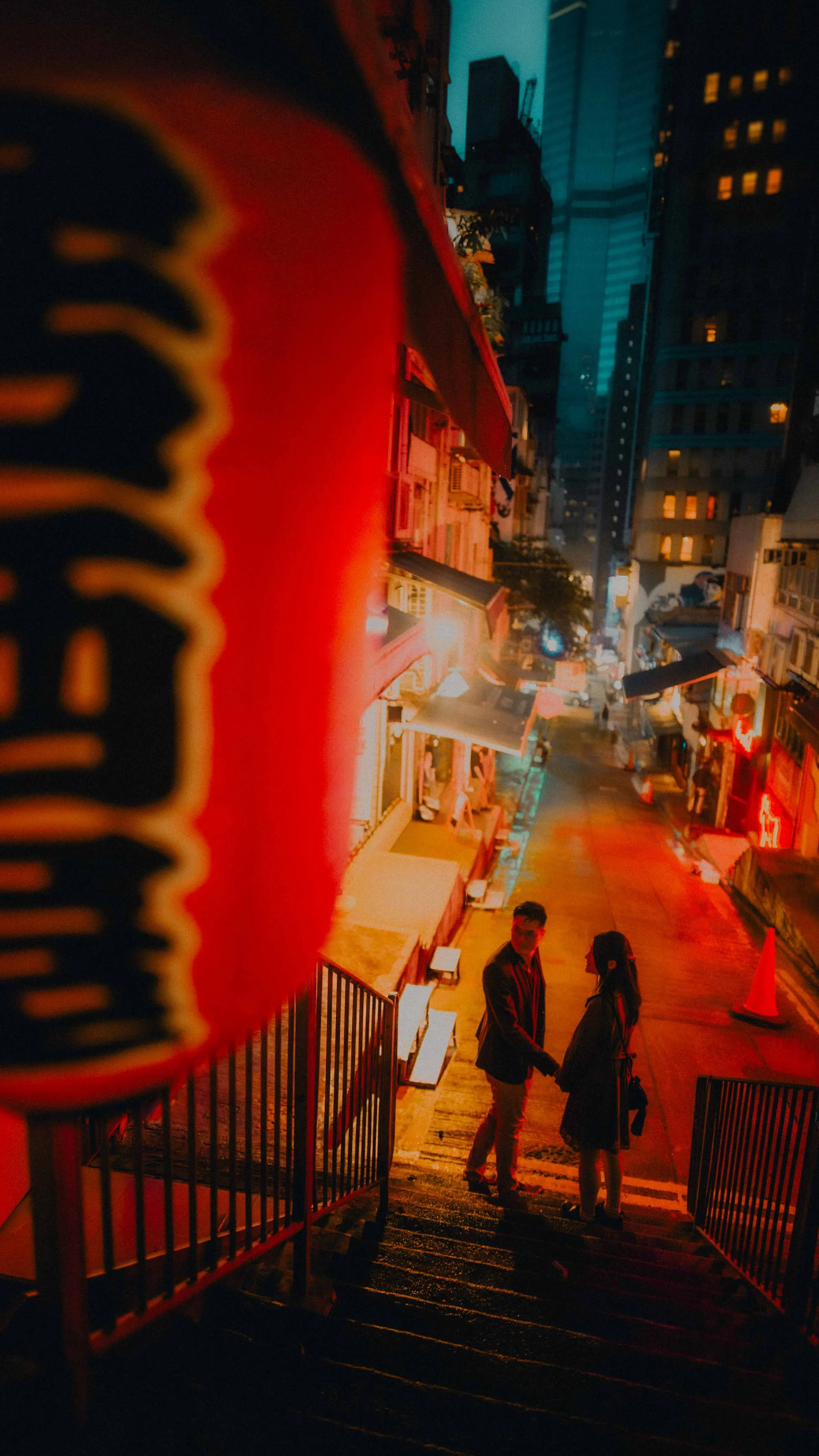 3-hongkong-engagement-night-central-soho-lanternstaircase-sonya7siii.jpg