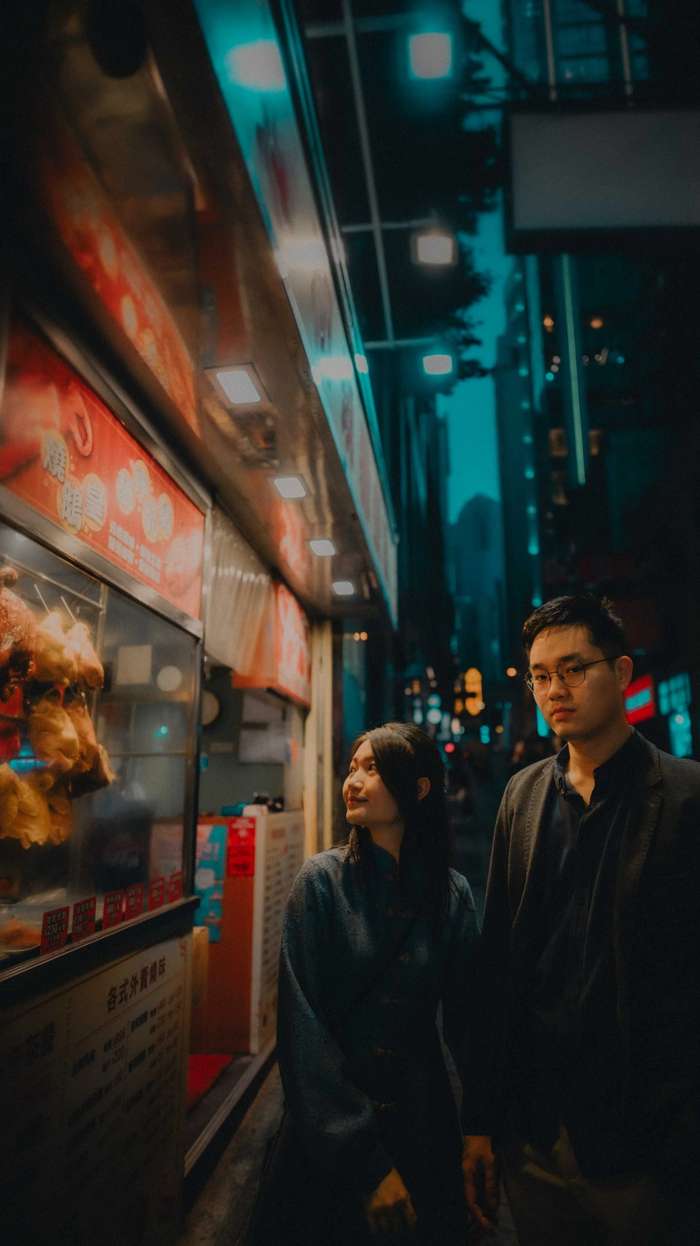 4-hongkong-engagement-night-central-roastmeatshop-windowglance-sonya7siii.jpg