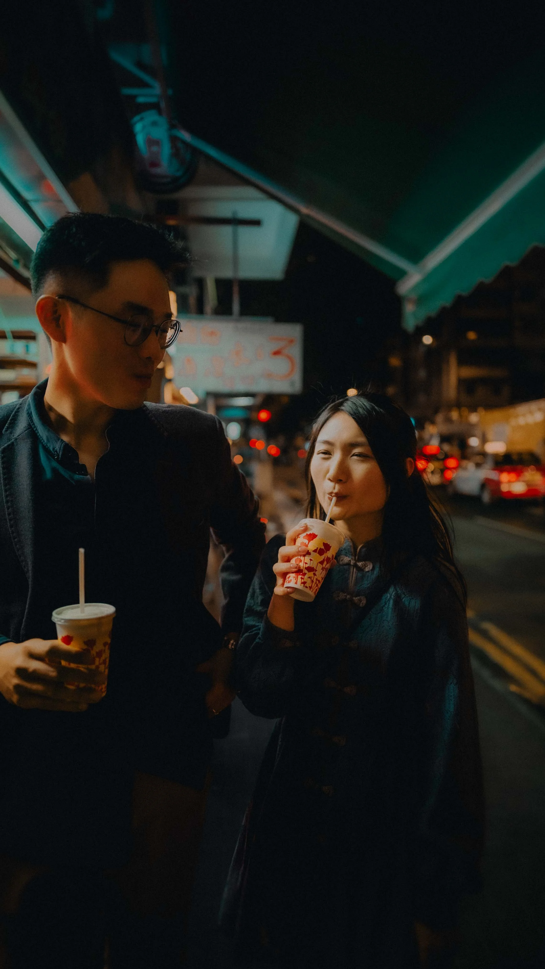 6-hongkong-engagement-night-wanchai-juicestall-sharedbreak-sonya7siii.jpg
