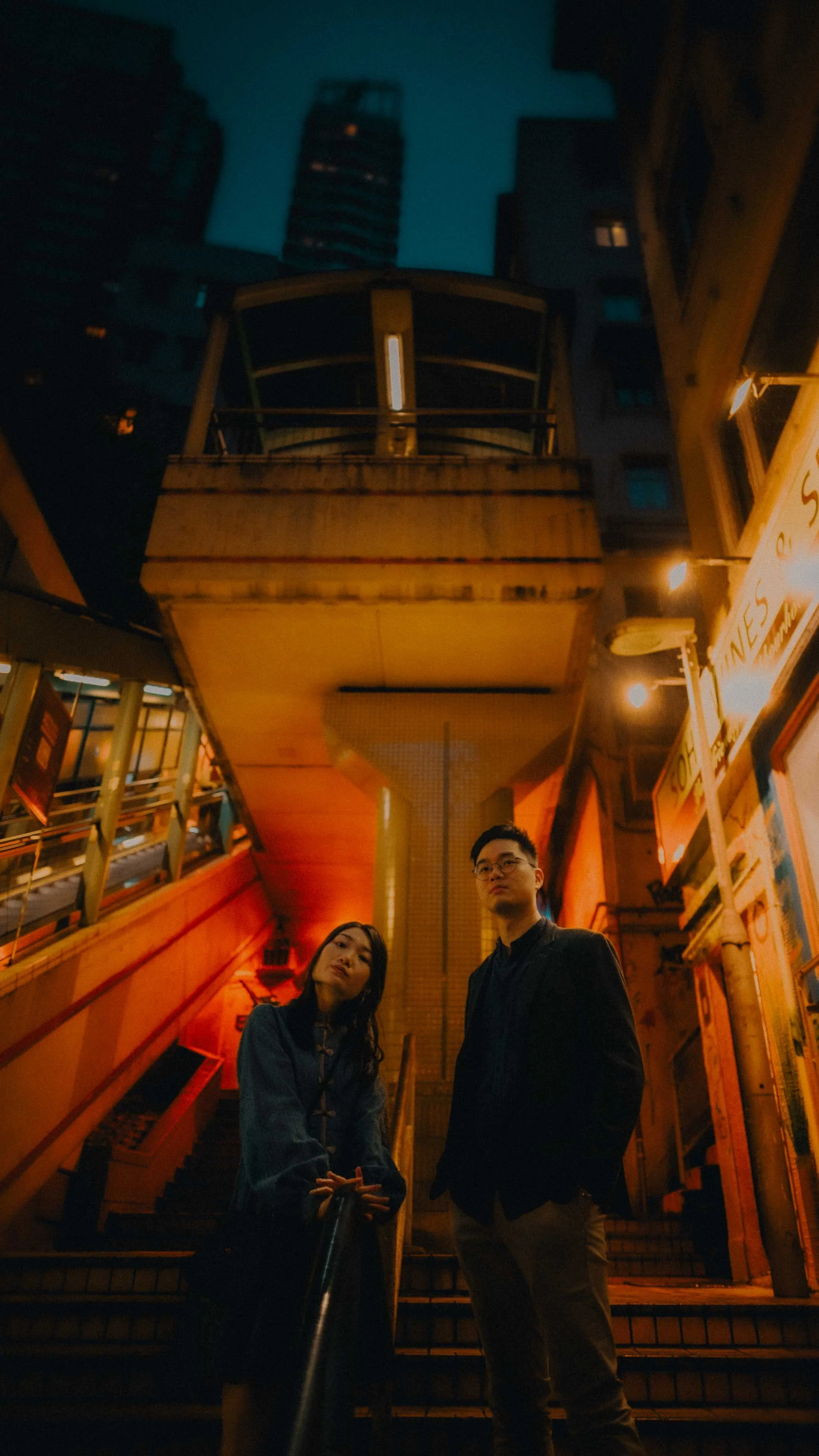 7-hongkong-engagement-night-central-soho-escalatorsteps-sonya7siii.jpg