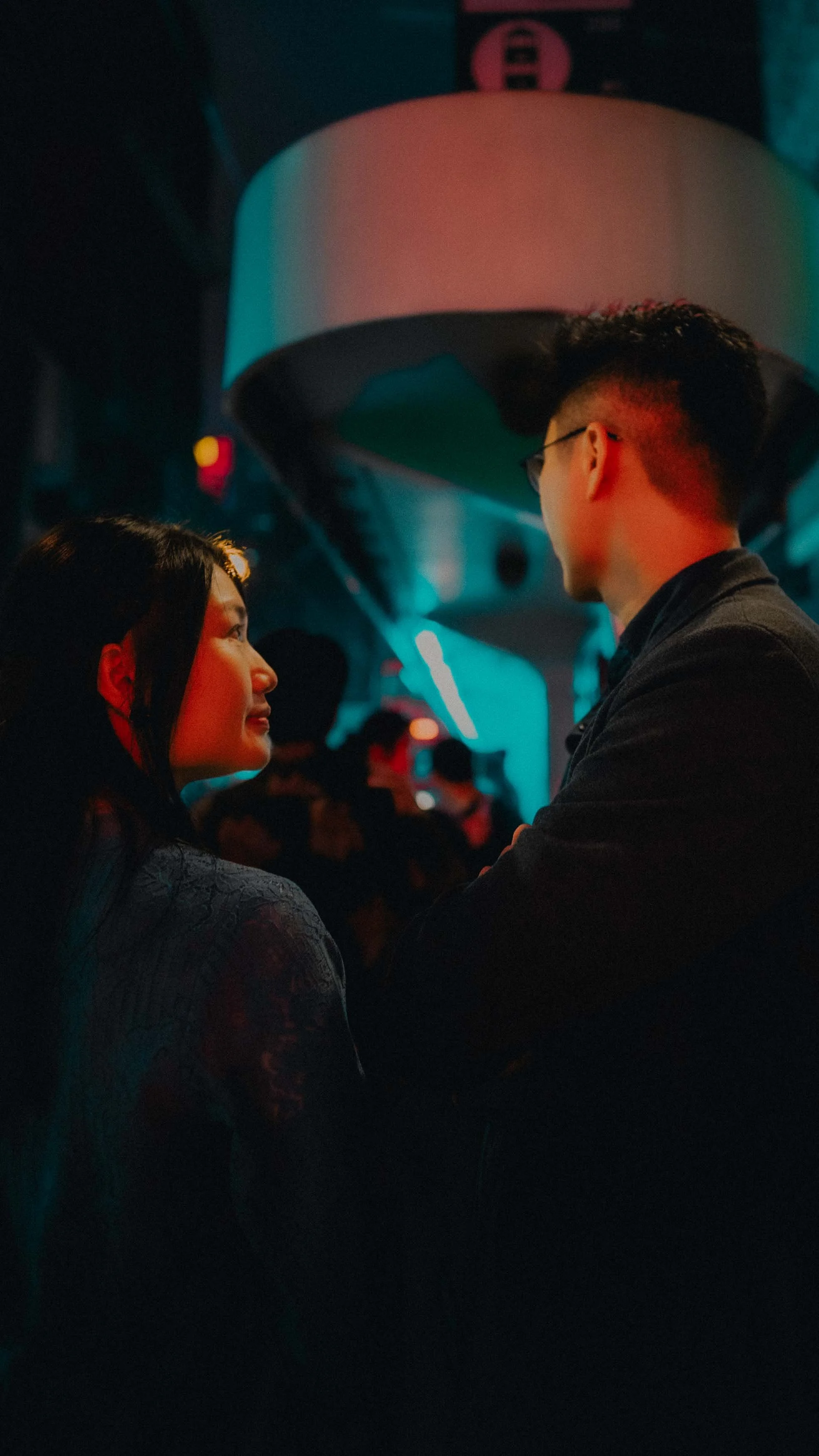 8-hongkong-engagement-night-central-street-shoulderglance-sonya7siii.jpg