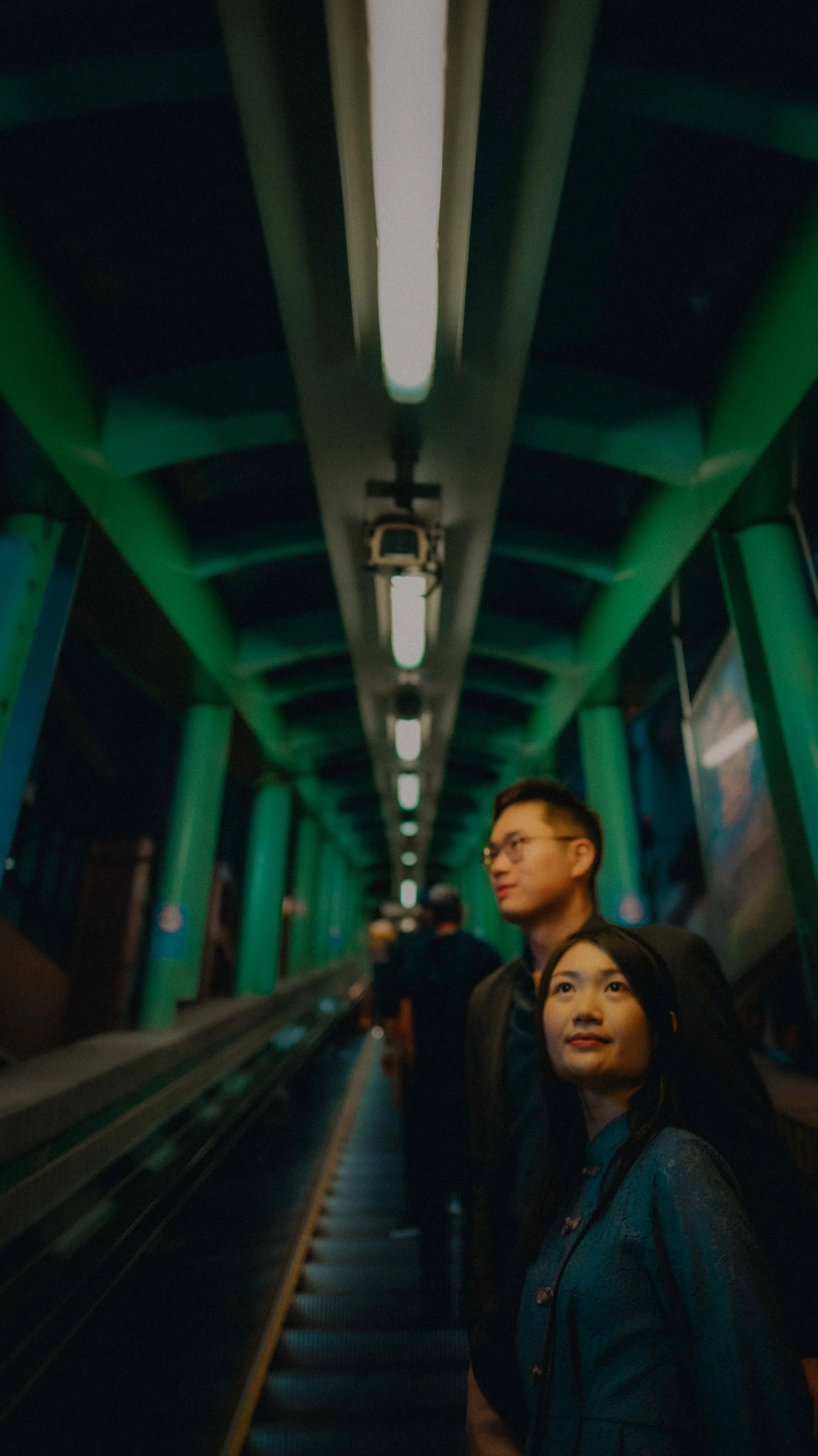 9-hongkong-engagement-night-central-midlevelsescalator-upwardgaze-sonya7siii.jpg