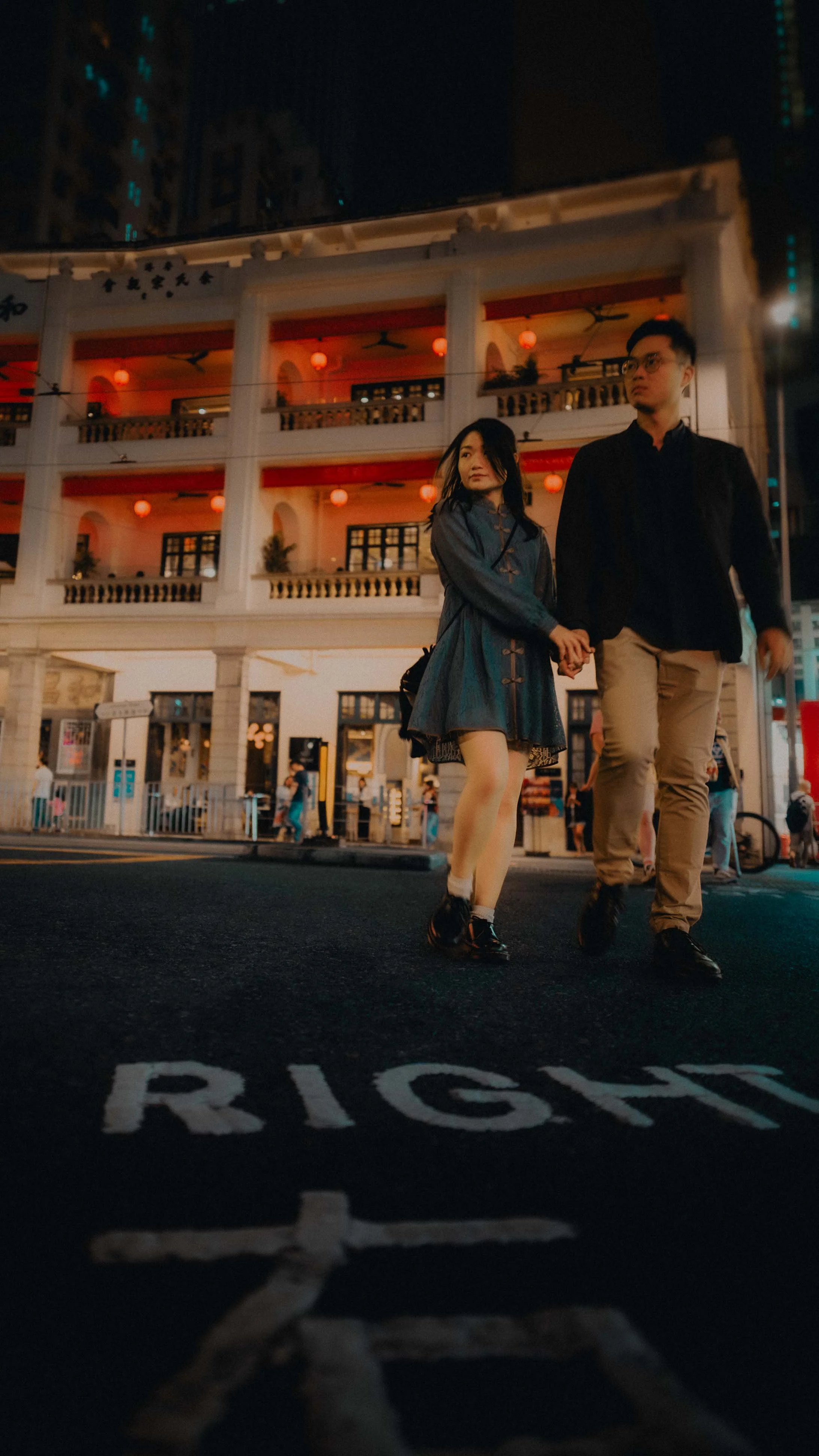 10-hongkong-engagement-night-wanchai-woocheongpawn-handholding-sonya7siii.jpg