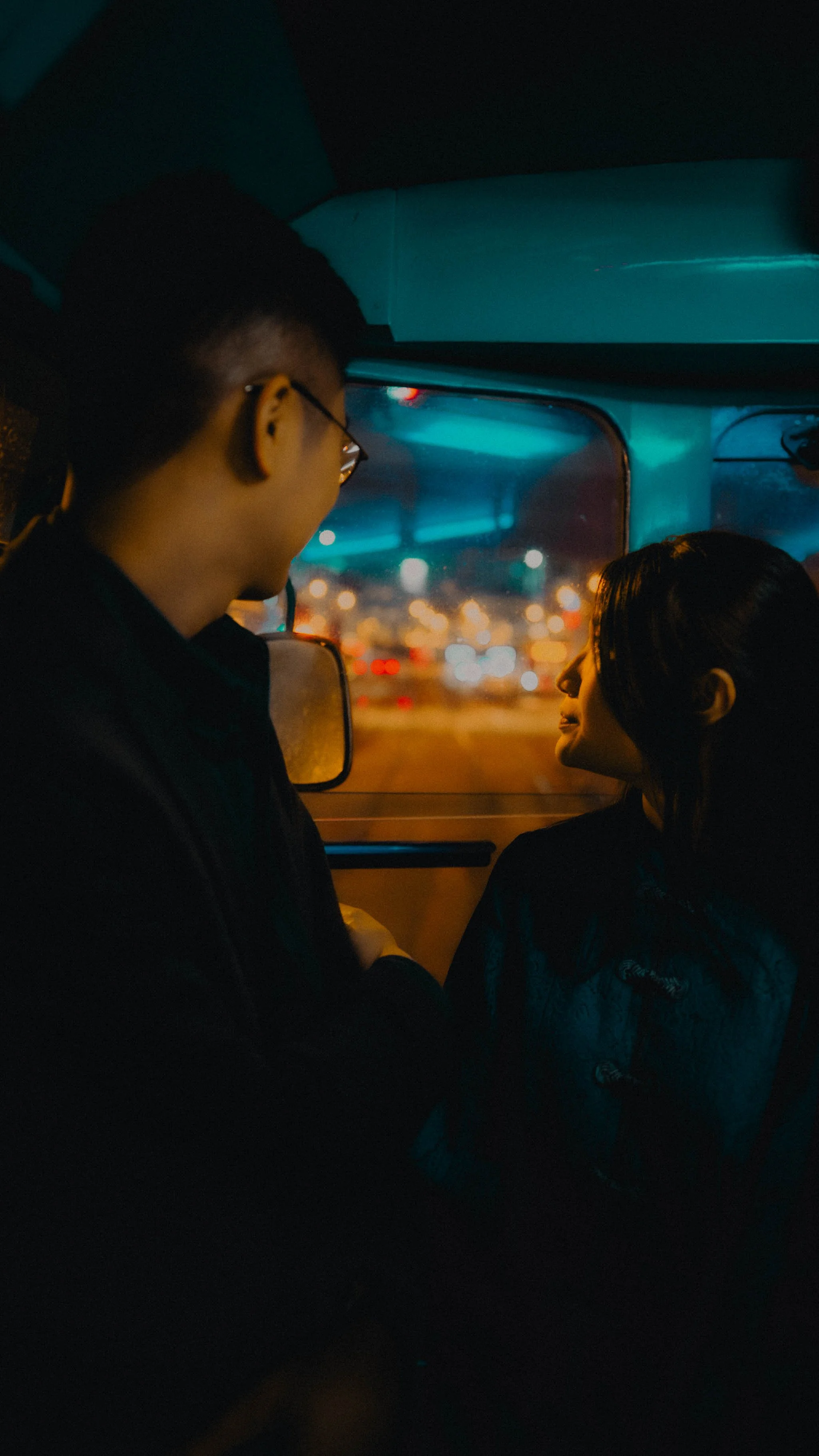 11-hongkong-engagement-night-central-tram-windowlights-sonya7siii.jpg