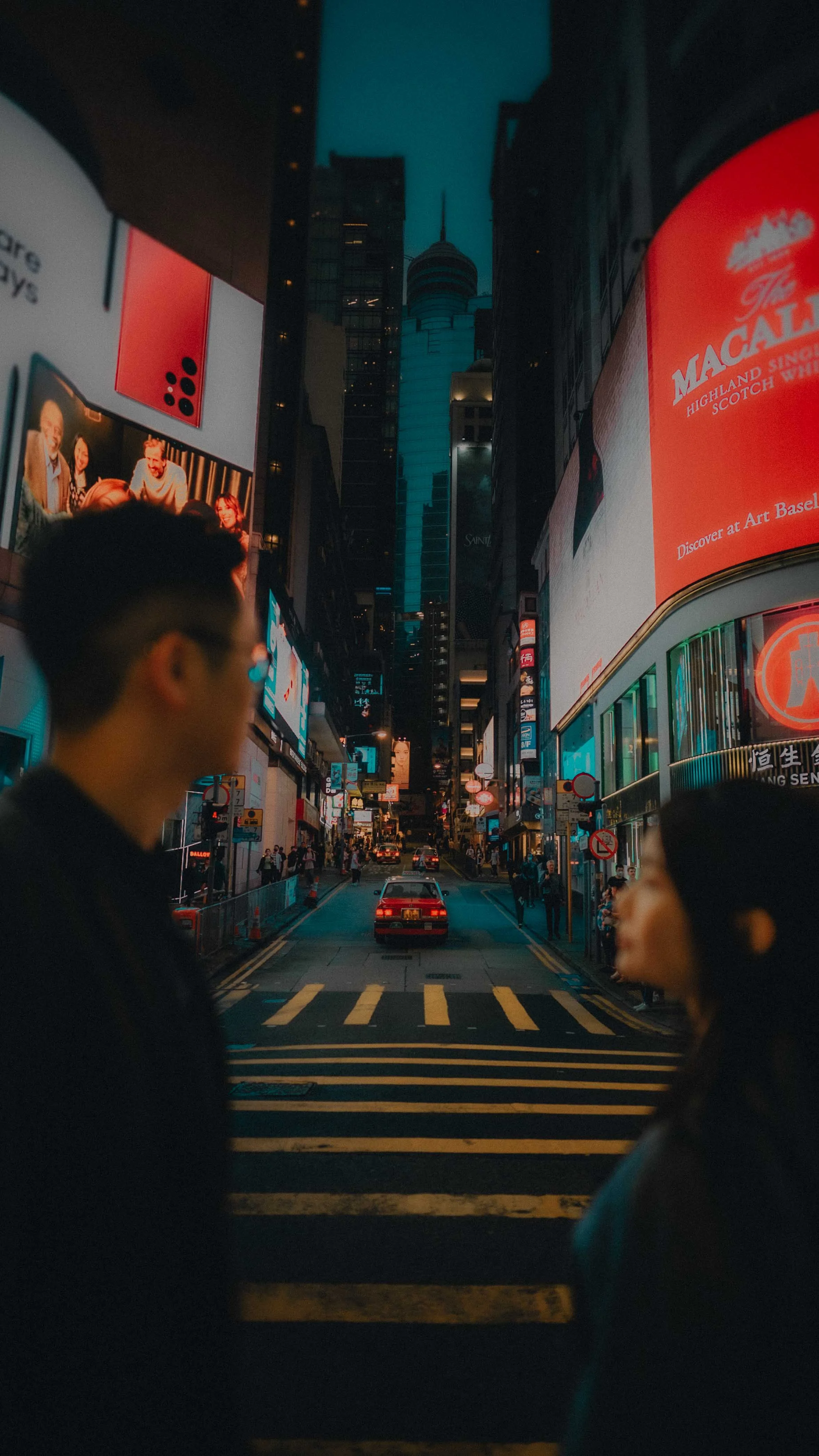 12-hongkong-engagement-night-central-street-billboardframing-sonya7siii.jpg
