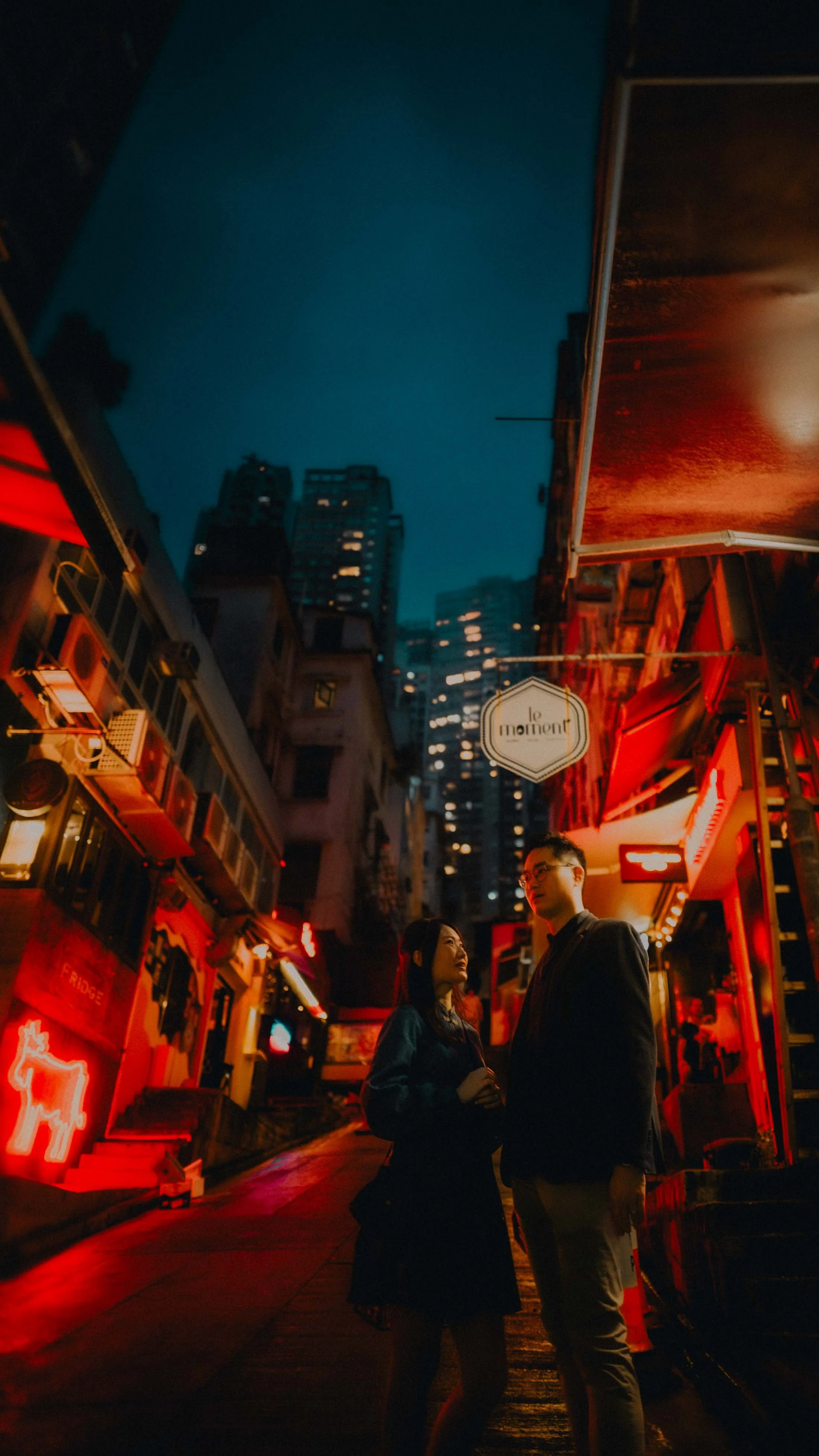 13-hongkong-engagement-night-central-soho-neonalleyportrait-sonya7siii.jpg