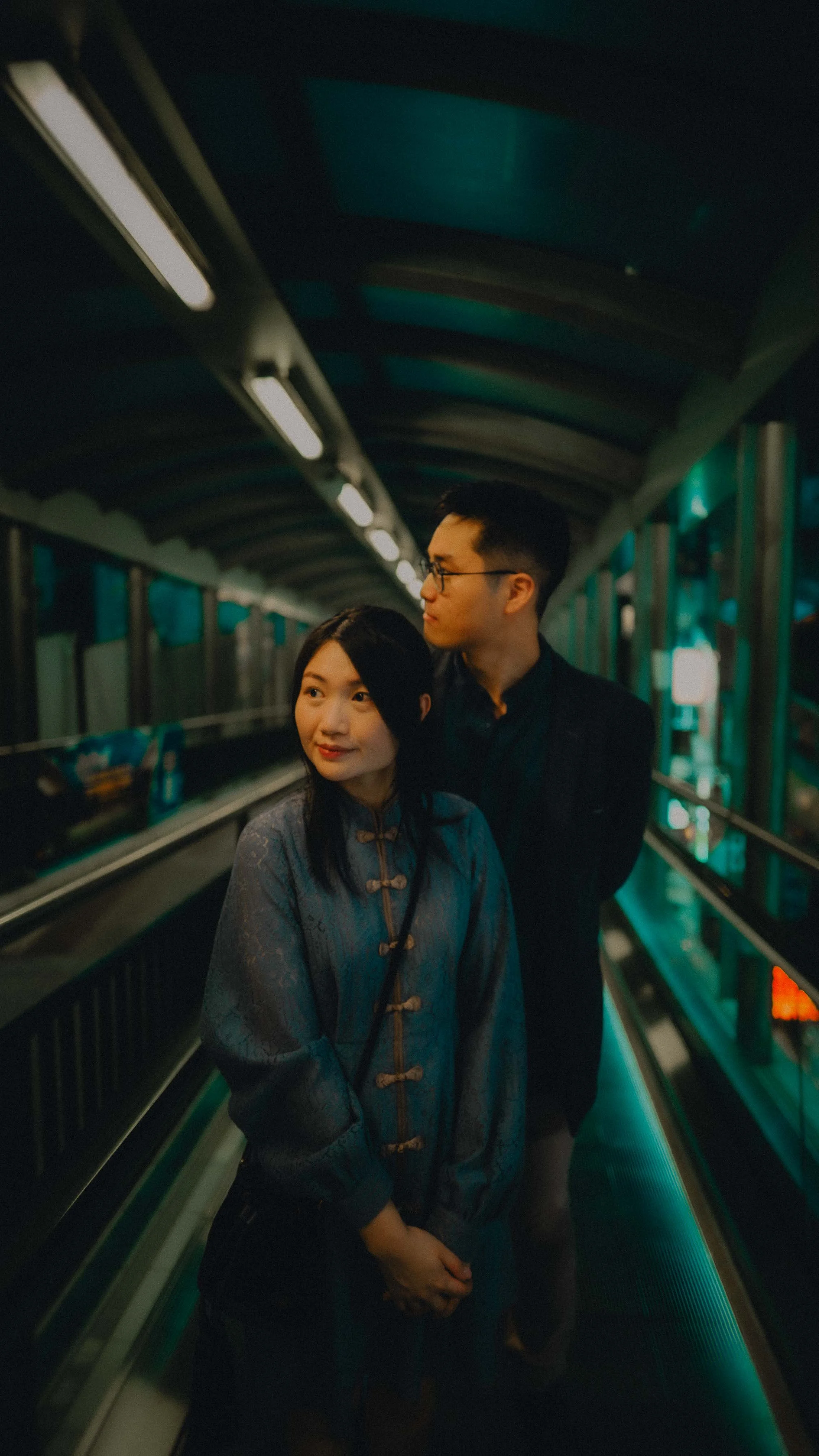 21-hongkong-engagement-night-central-midlevelsescalator-coupleportrait-sonya7siii.jpg