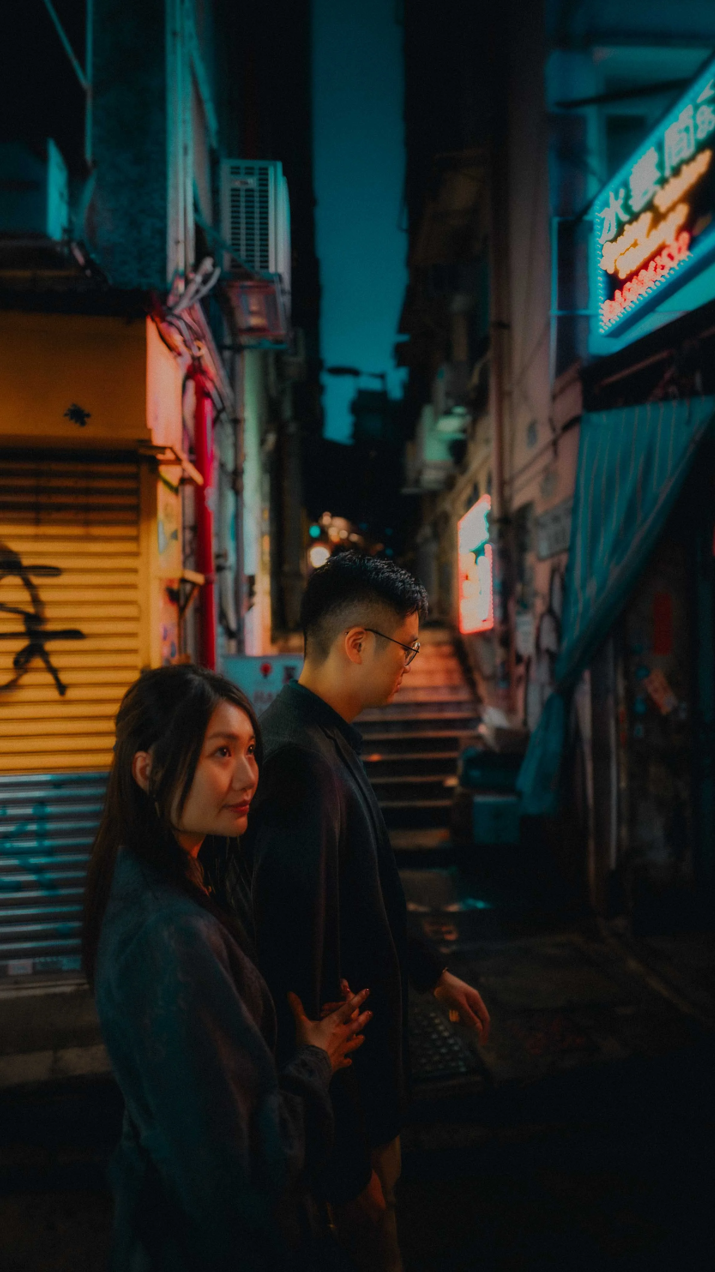 22-hongkong-engagement-night-central-soho-alleywalk-sonya7siii.jpg