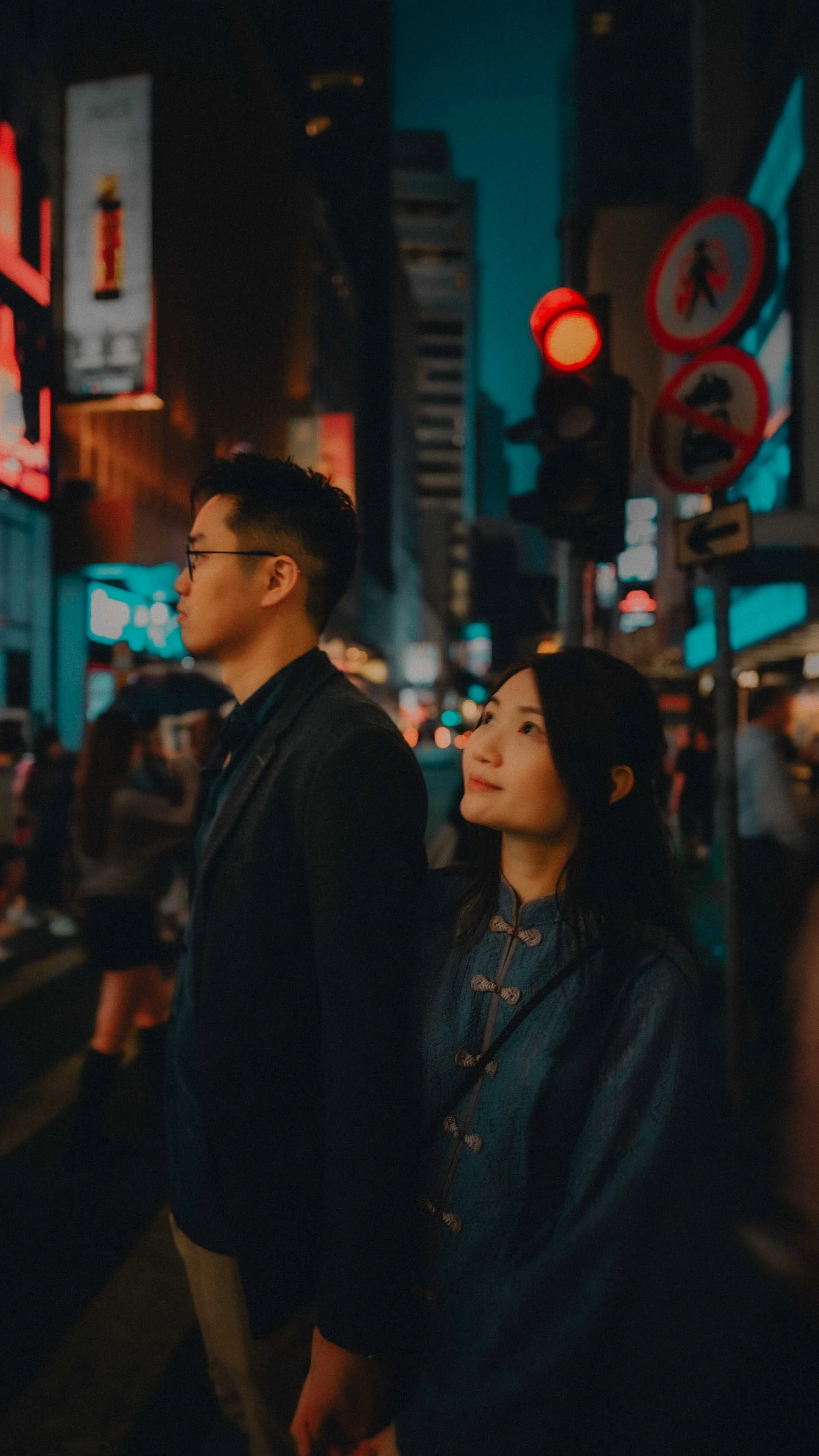 24-hongkong-engagement-night-central-street-redtrafficlight-sonya7siii.jpg