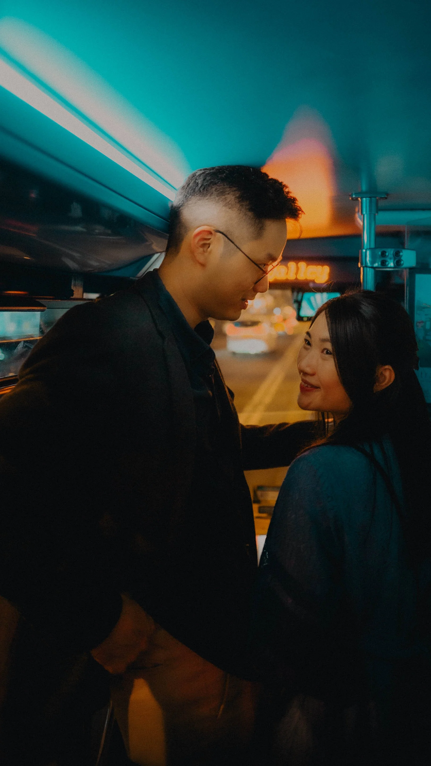 23-hongkong-engagement-night-central-tram-sharedsmile-sonya7siii.jpg