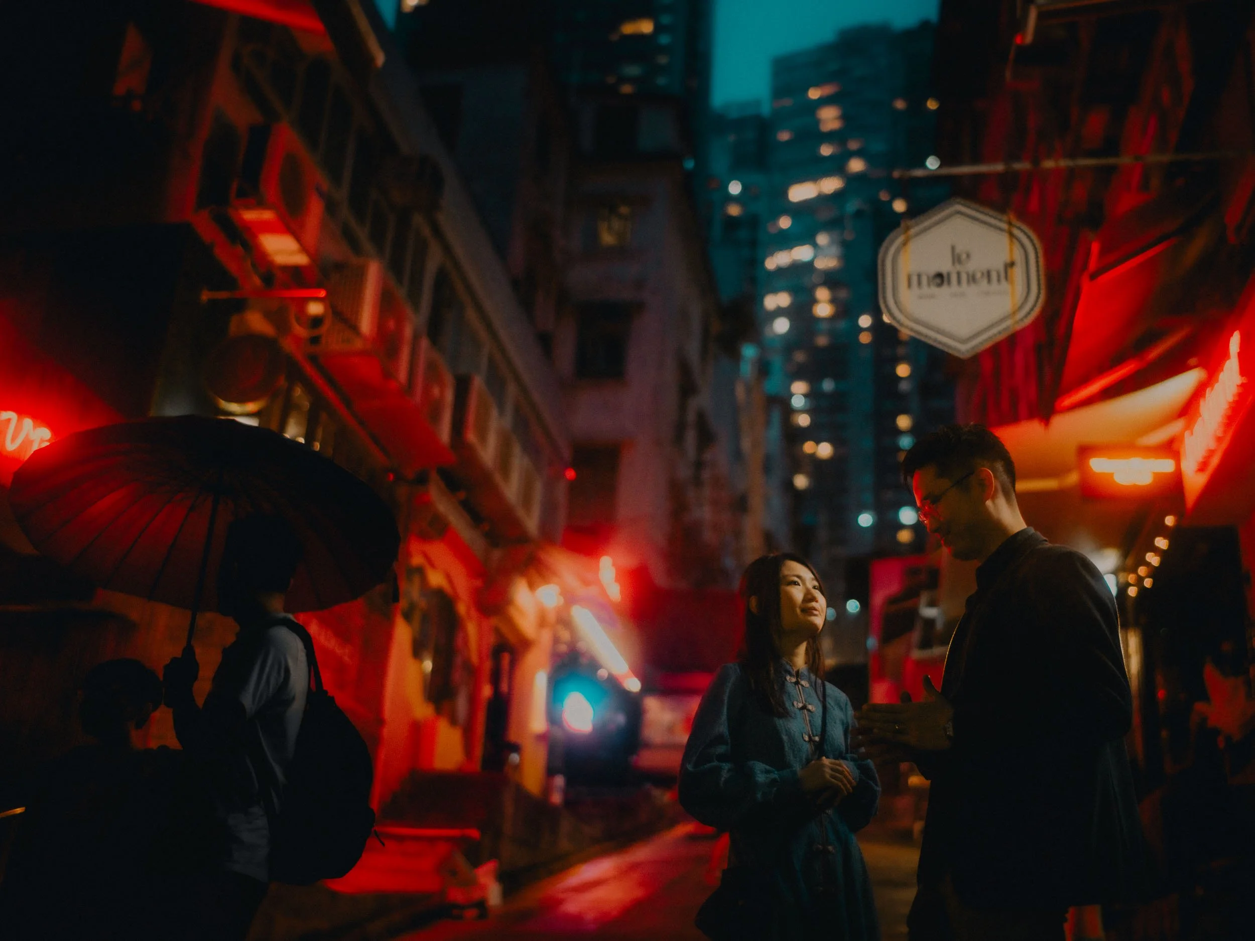 25-hongkong-engagement-night-central-soho-umbrellapasserby-sonya7riv.jpg
