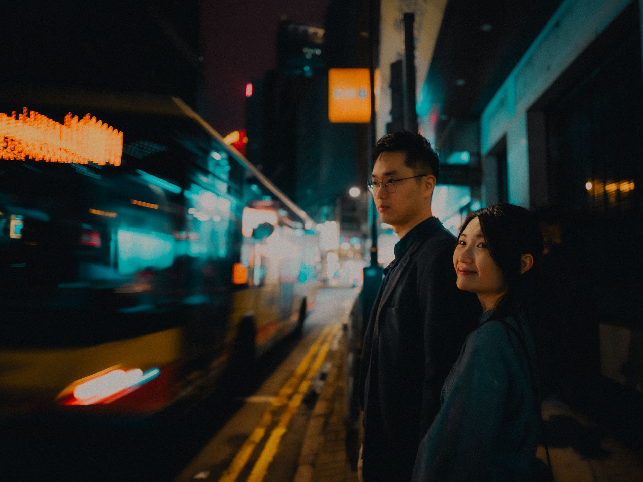 27-hongkong-engagement-night-central-street-passingbus-sonya7siii.jpg