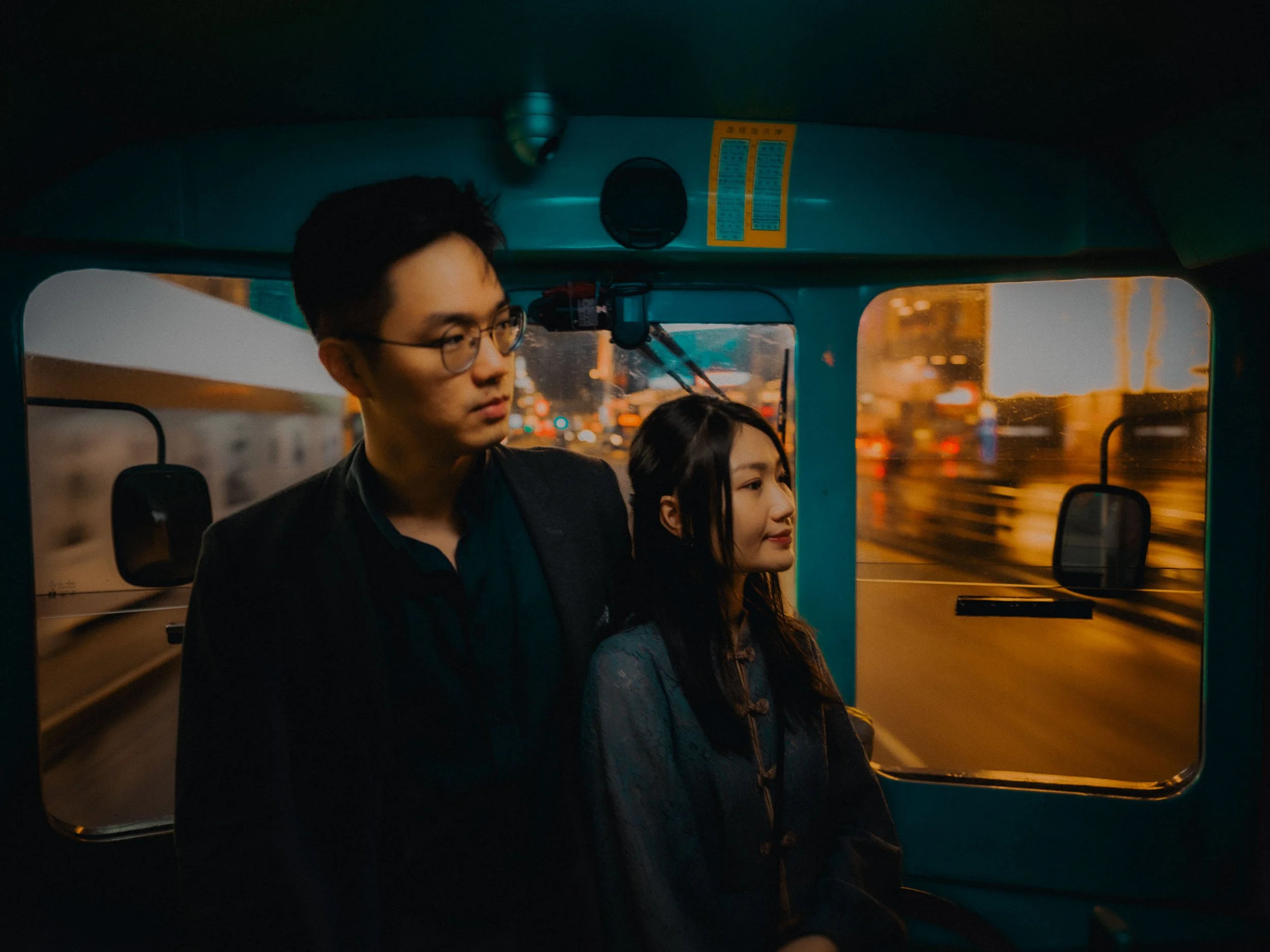 28-hongkong-engagement-night-central-tram-citymotion-sonya7siii.jpg