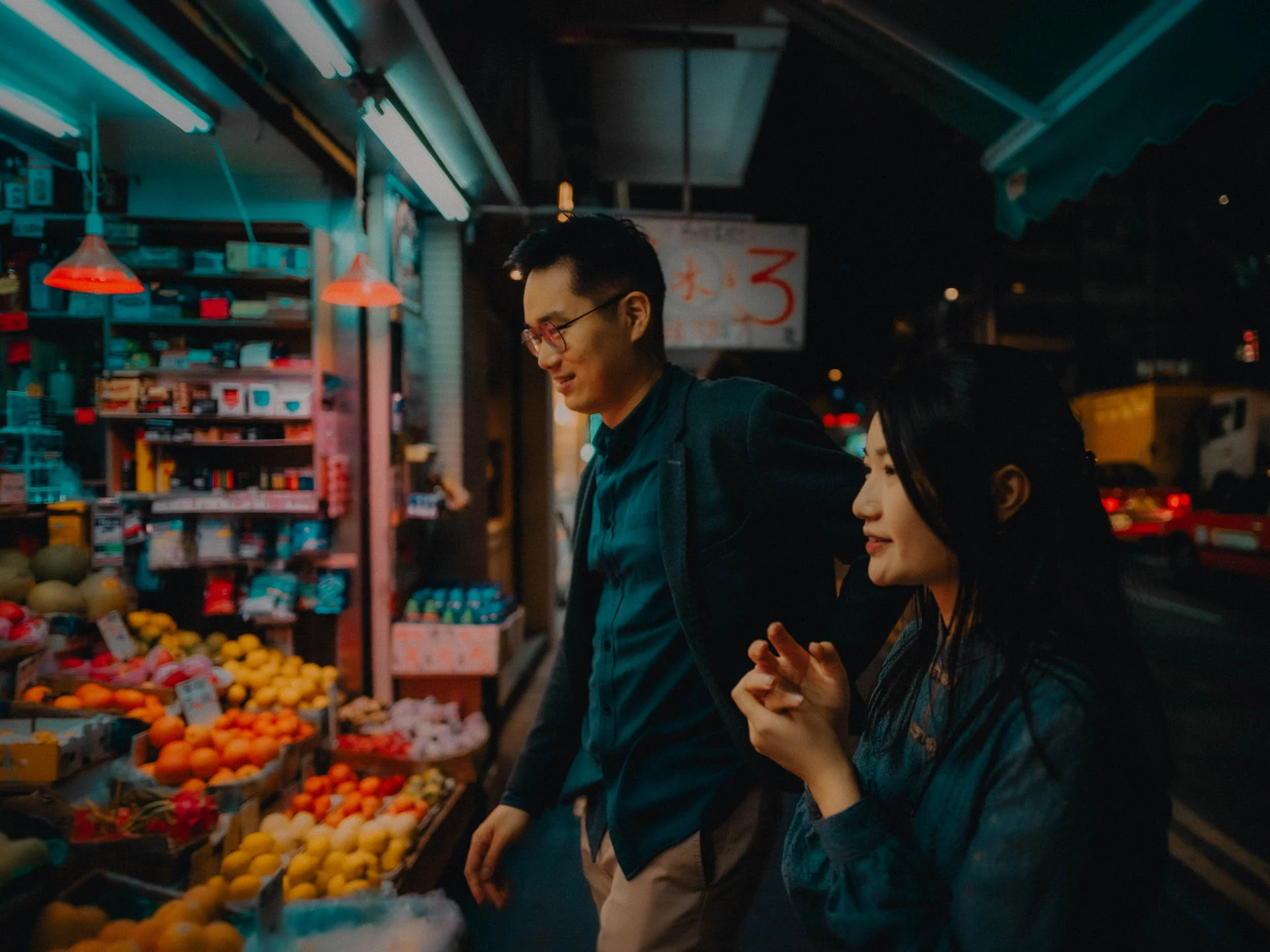 30-hongkong-engagement-night-wanchai-juicestall-fruitdisplay-sonya7siii.jpg
