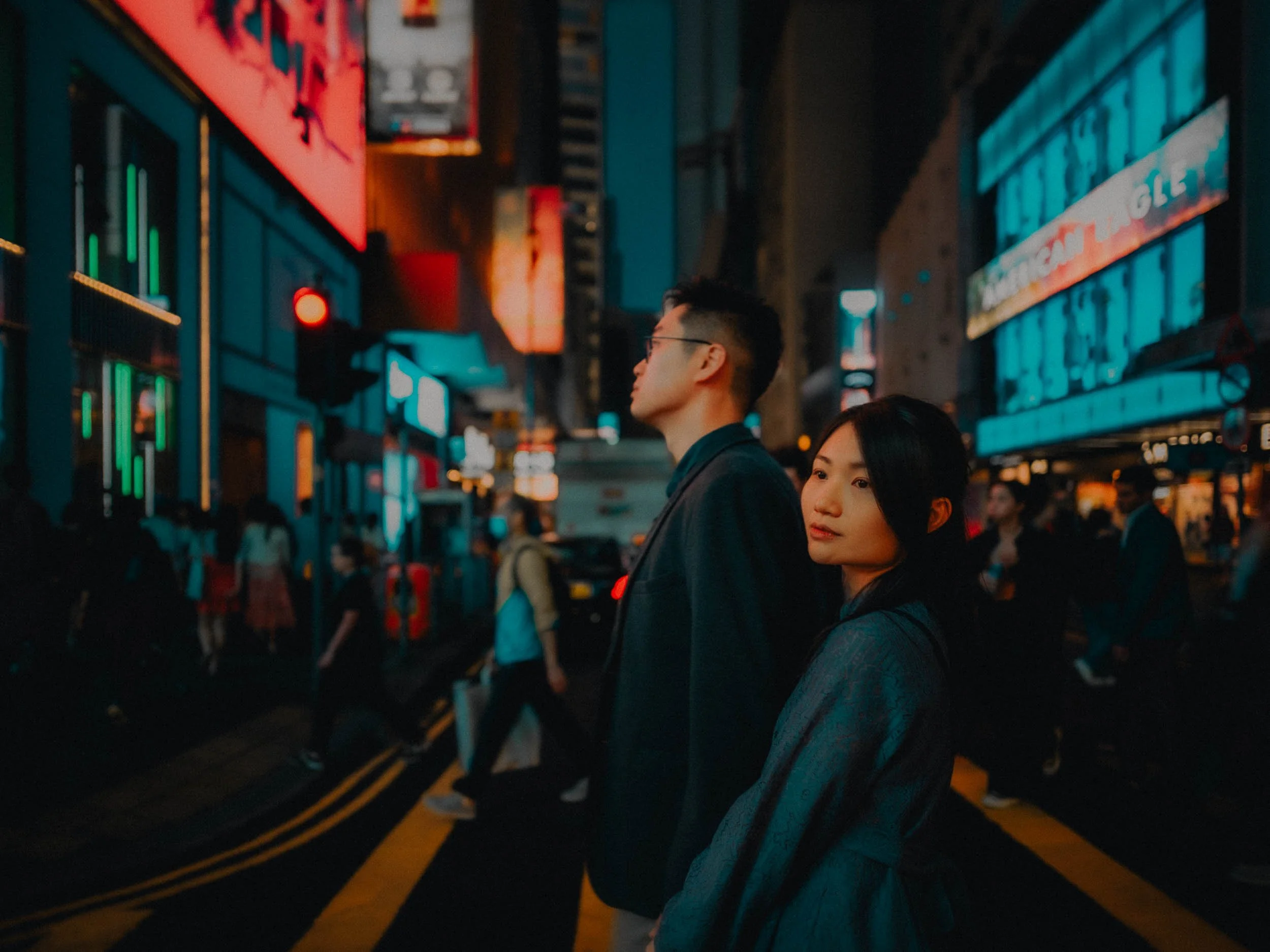 32-hongkong-engagement-night-central-street-crossingportrait-sonya7siii.jpg